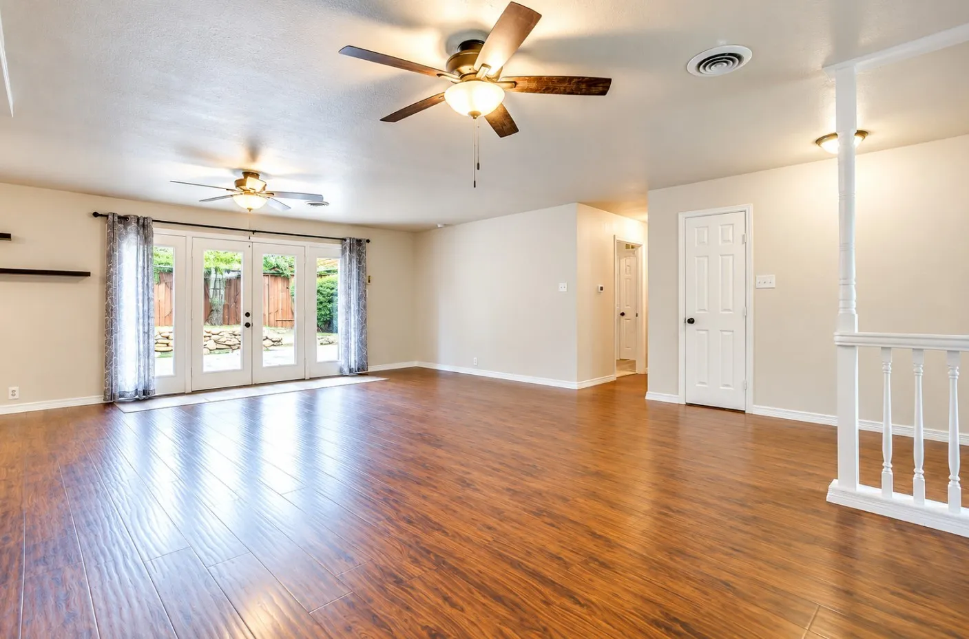 Single Family Residence For Rent in Tarrant County , 1813 Thomas Place, Arlington, Texas 76010, 3 Bedroom, 2 Bathroom, 2 Garage spaces, 1,961 Sqft, built in 1954, mls#21404856, Real Estate Agent in Arlington, Homes For Rent in Tarrant county, Homes For Rent in Arlington, Realtor in Arlington Texas, Real Estate Brokerage Independent Realty Texas, Luminita Cordes Realtor