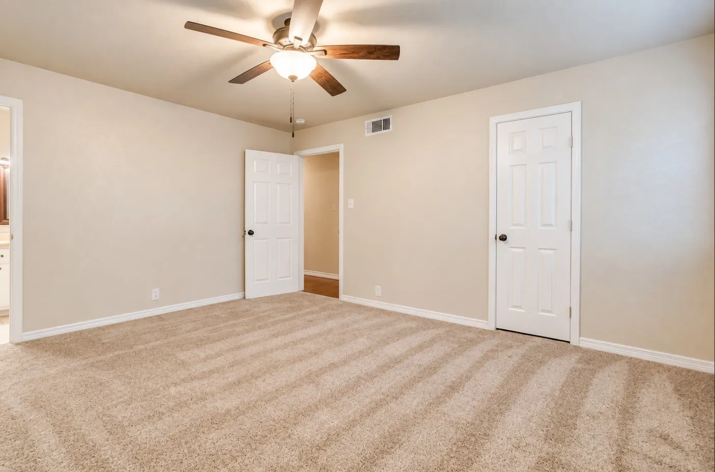 Single Family Residence For Rent in Tarrant County , 1813 Thomas Place, Arlington, Texas 76010, 3 Bedroom, 2 Bathroom, 2 Garage spaces, 1,961 Sqft, built in 1954, mls#21404856, Real Estate Agent in Arlington, Homes For Rent in Tarrant county, Homes For Rent in Arlington, Realtor in Arlington Texas, Real Estate Brokerage Independent Realty Texas, Luminita Cordes Realtor