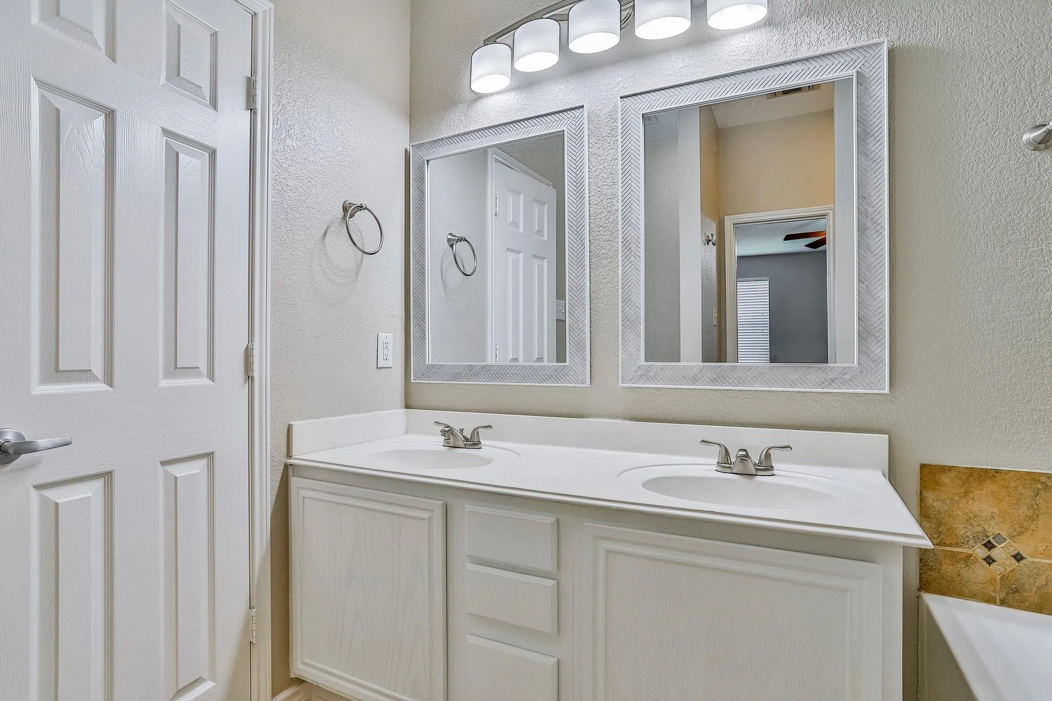 Single Family Residence For Rent in Tarrant County , 8705 Sumter Way, Fort Worth, Texas 76244, 4 Bedroom, 2 Bathroom, 2 Garage spaces, 1,864 Sqft, built in 2004, mls#21404805, Real Estate Agent in Fort Worth, Homes For Rent in Tarrant county, Homes For Rent in Fort Worth, Realtor in Fort Worth Texas, Real Estate Brokerage Independent Realty Texas, Luminita Cordes Realtor
