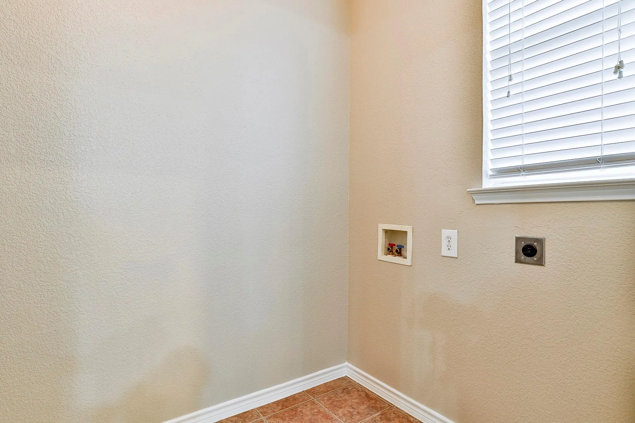 Single Family Residence For Rent in Tarrant County , 8705 Sumter Way, Fort Worth, Texas 76244, 4 Bedroom, 2 Bathroom, 2 Garage spaces, 1,864 Sqft, built in 2004, mls#21404805, Real Estate Agent in Fort Worth, Homes For Rent in Tarrant county, Homes For Rent in Fort Worth, Realtor in Fort Worth Texas, Real Estate Brokerage Independent Realty Texas, Luminita Cordes Realtor