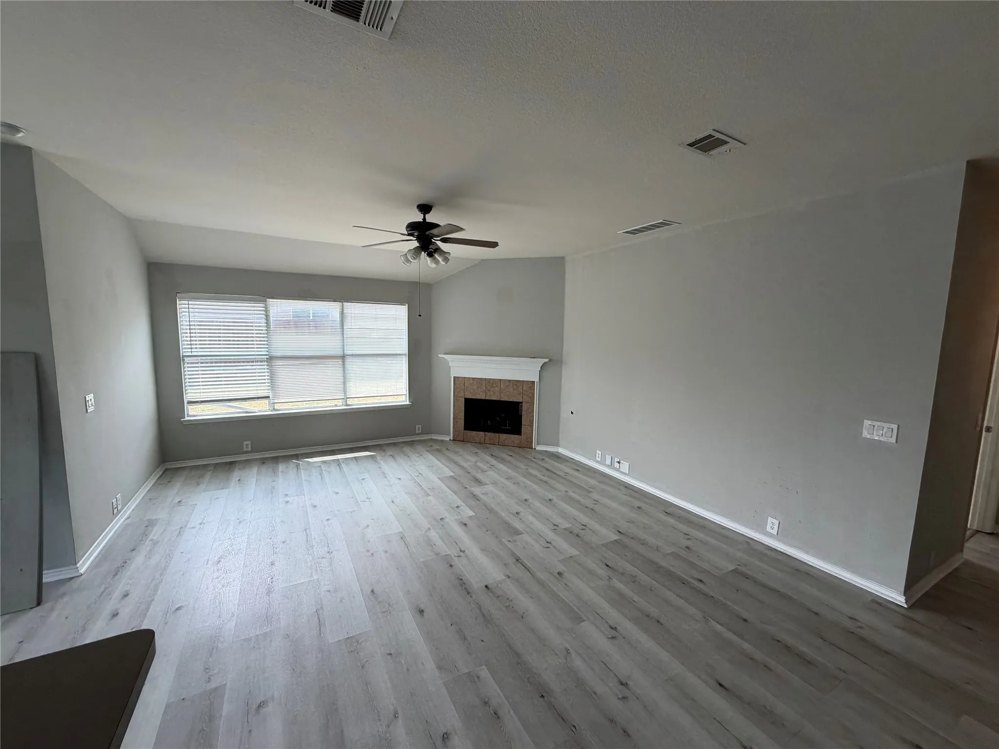 Single Family Residence For Rent in Tarrant County , 912 Tabasco Trail, Arlington, Texas 76002, 3 Bedroom, 2 Bathroom, 2 Garage spaces, 1,751 Sqft, built in 2006, mls#21404859, Real Estate Agent in Arlington, Homes For Rent in Tarrant county, Homes For Rent in Arlington, Realtor in Arlington Texas, Real Estate Brokerage Independent Realty Texas, Luminita Cordes Realtor