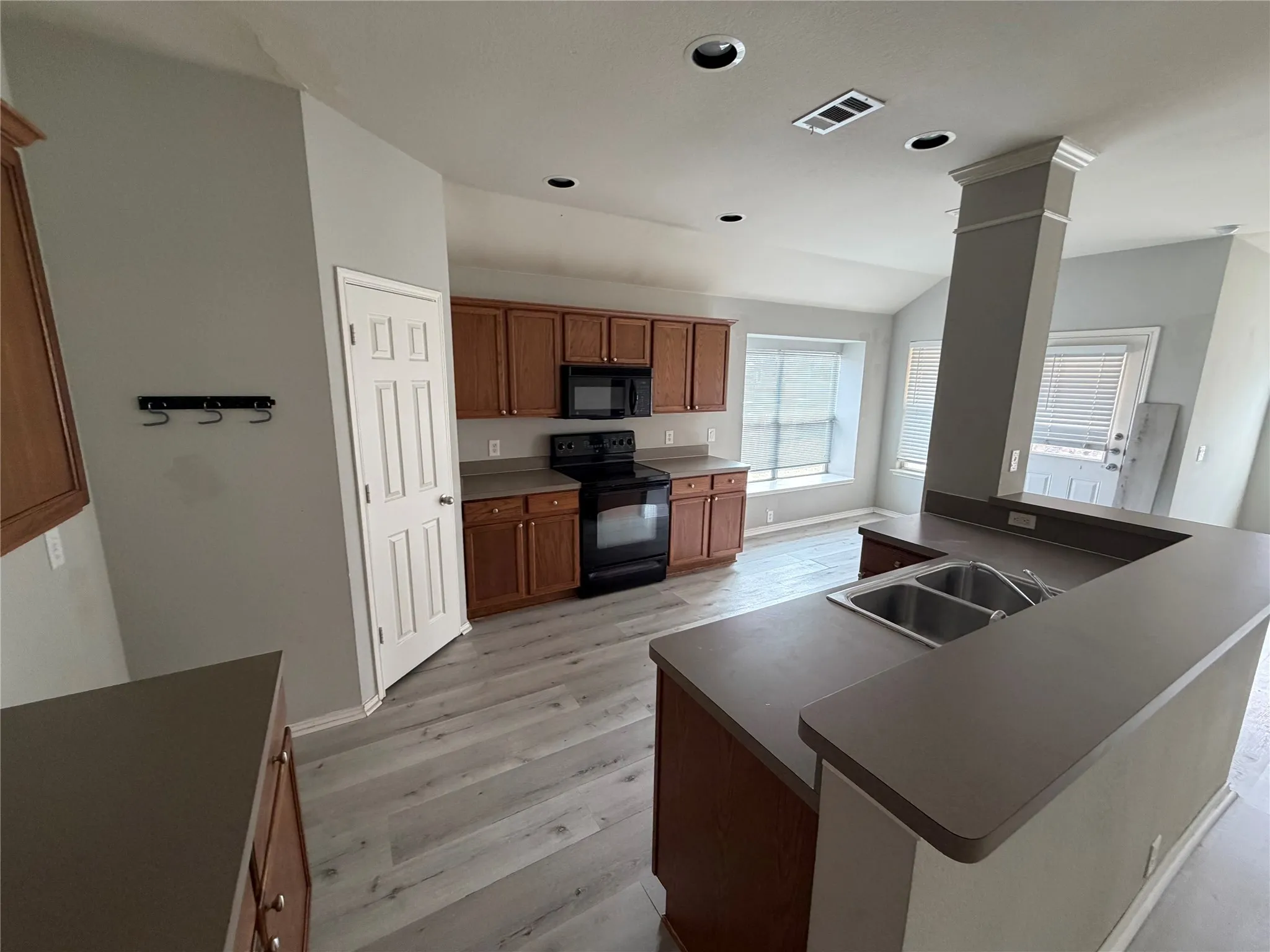 Single Family Residence For Rent in Tarrant County , 912 Tabasco Trail, Arlington, Texas 76002, 3 Bedroom, 2 Bathroom, 2 Garage spaces, 1,751 Sqft, built in 2006, mls#21404859, Real Estate Agent in Arlington, Homes For Rent in Tarrant county, Homes For Rent in Arlington, Realtor in Arlington Texas, Real Estate Brokerage Independent Realty Texas, Luminita Cordes Realtor
