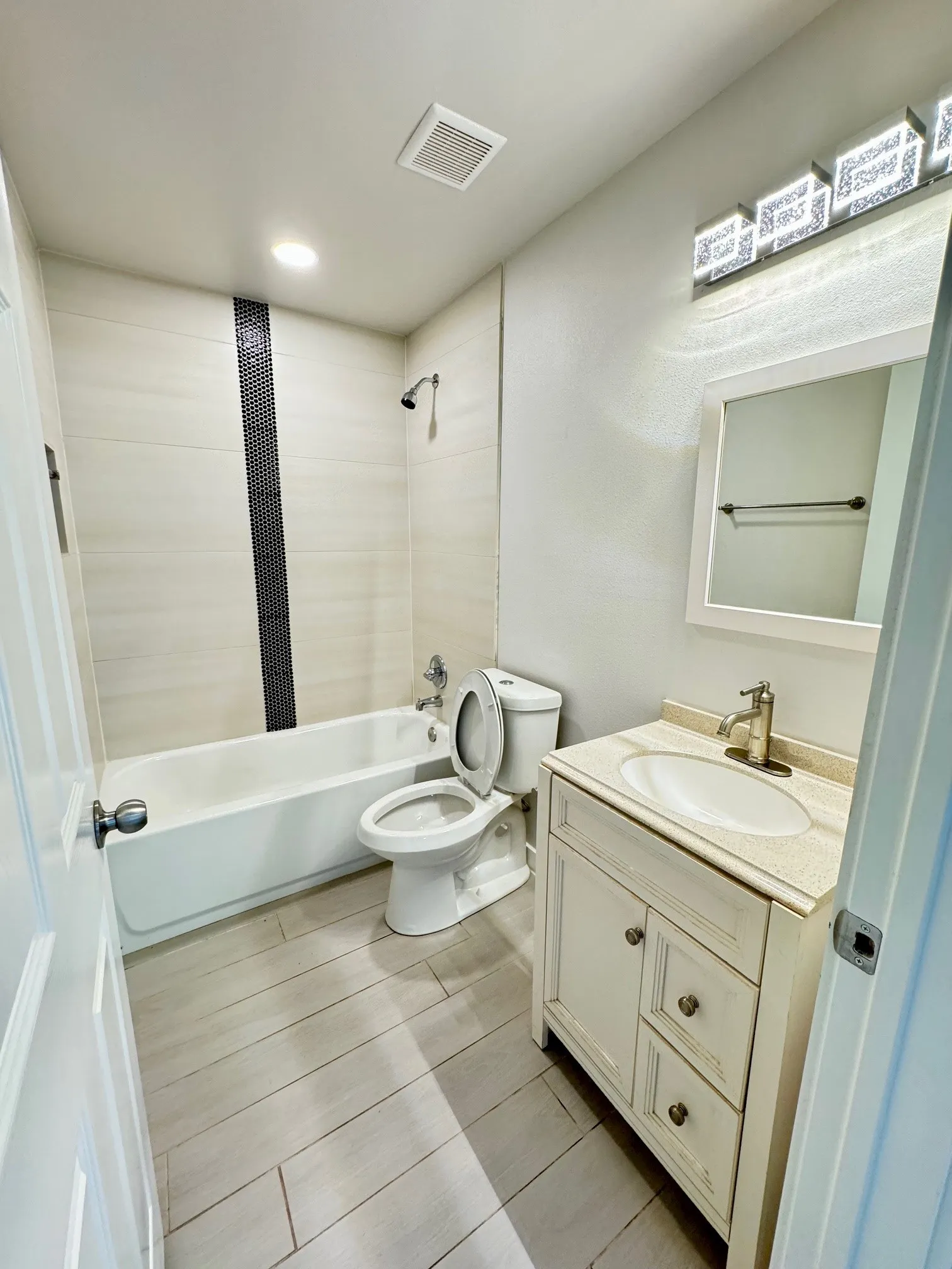 Single Family Residence For Rent in Denton County , 1903 Shawnee Street B, Denton, Texas 76209, 2 Bedroom, 1 Bathroom, Garage spaces, 720 Sqft, built in 1963, mls#21404833, Real Estate Agent in Denton, Homes For Rent in Denton county, Homes For Rent in Denton, Realtor in Denton Texas, Real Estate Brokerage Independent Realty Texas, Luminita Cordes Realtor