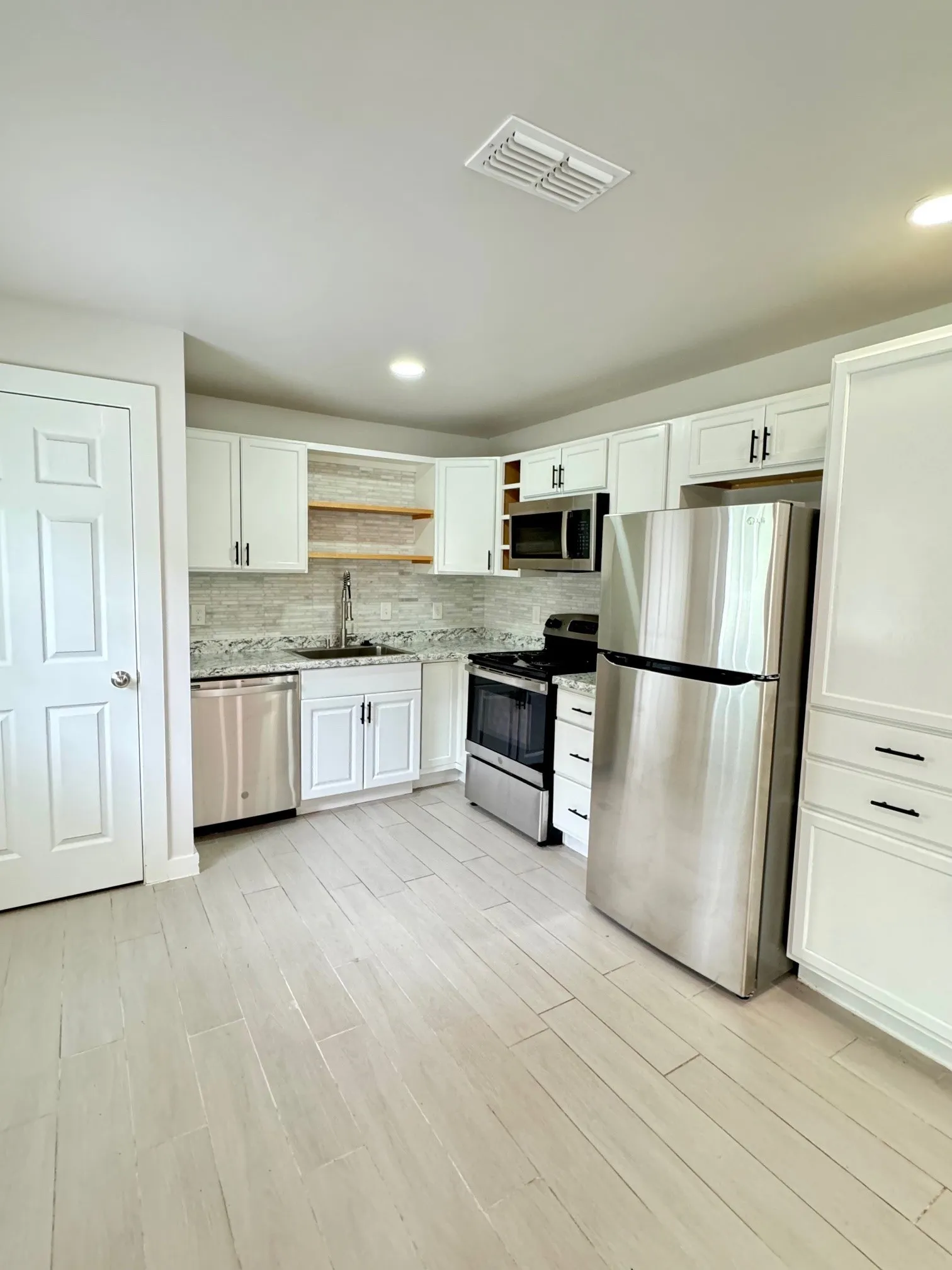 Single Family Residence For Rent in Denton County , 1903 Shawnee Street B, Denton, Texas 76209, 2 Bedroom, 1 Bathroom, Garage spaces, 720 Sqft, built in 1963, mls#21404833, Real Estate Agent in Denton, Homes For Rent in Denton county, Homes For Rent in Denton, Realtor in Denton Texas, Real Estate Brokerage Independent Realty Texas, Luminita Cordes Realtor