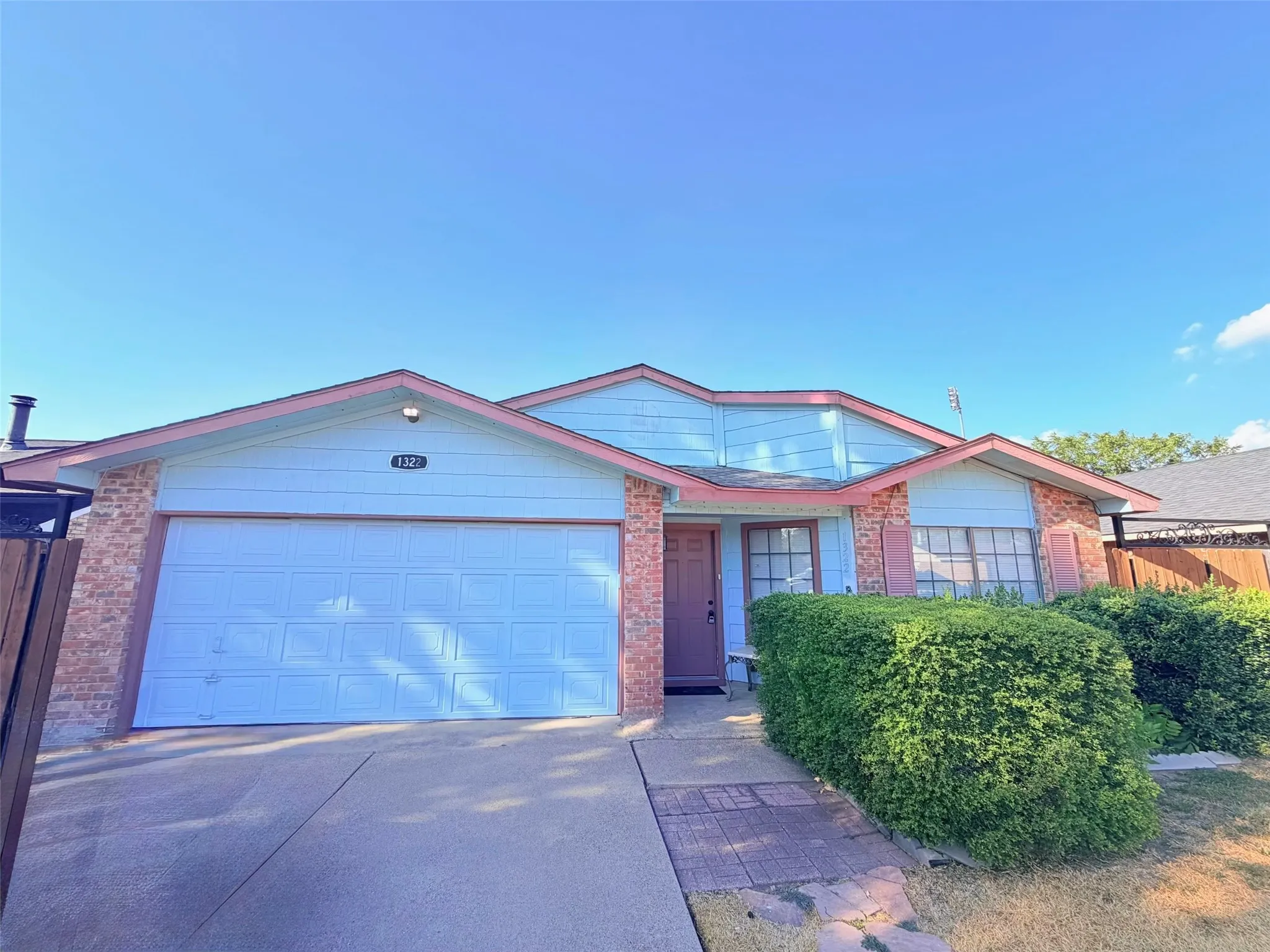 Single Family Residence For Sale in Dallas County , 1322 Clark Trail, Grand Prairie, Texas 75052, 3 Bedroom, 2 Bathroom, 2 Garage spaces, 1,432 Sqft, built in 1983, mls#21392537, Real Estate Agent in Grand Prairie, Homes For Sale in Dallas county, Homes For Sale in Grand Prairie, Realtor in Grand Prairie Texas, Real Estate Brokerage Independent Realty Texas, Luminita Cordes Realtor
