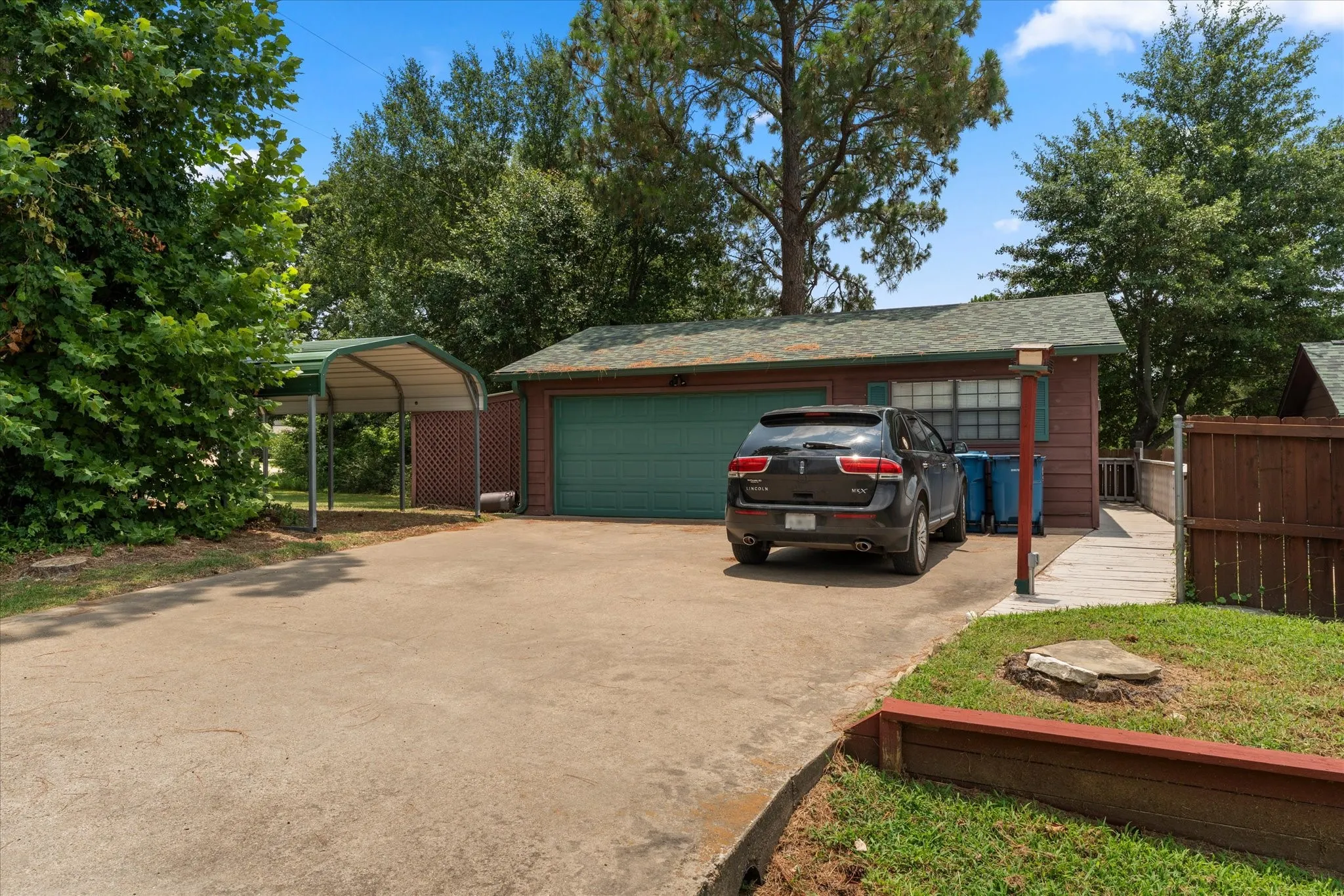 Single Family Residence For Sale in Henderson County , 424 Lagoon Drive, Gun Barrel City, Texas 75156, 3 Bedroom, 2 Bathroom, 2 Garage spaces, 1,549 Sqft, built in 1999, mls#21404878, Real Estate Agent in Gun Barrel City, Homes For Sale in Henderson county, Homes For Sale in Gun Barrel City, Realtor in Gun Barrel City Texas, Real Estate Brokerage Independent Realty Texas, Luminita Cordes Realtor