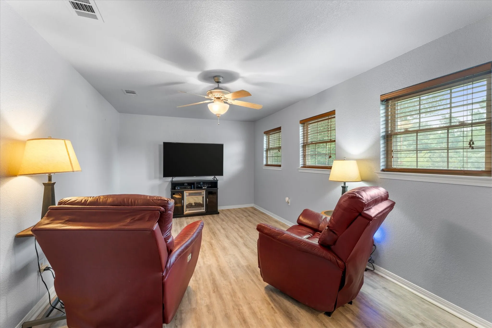 Single Family Residence For Sale in Henderson County , 424 Lagoon Drive, Gun Barrel City, Texas 75156, 3 Bedroom, 2 Bathroom, 2 Garage spaces, 1,549 Sqft, built in 1999, mls#21404878, Real Estate Agent in Gun Barrel City, Homes For Sale in Henderson county, Homes For Sale in Gun Barrel City, Realtor in Gun Barrel City Texas, Real Estate Brokerage Independent Realty Texas, Luminita Cordes Realtor