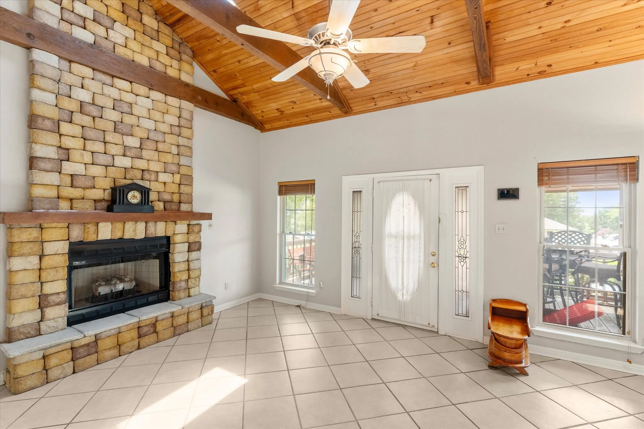Single Family Residence For Sale in Henderson County , 424 Lagoon Drive, Gun Barrel City, Texas 75156, 3 Bedroom, 2 Bathroom, 2 Garage spaces, 1,549 Sqft, built in 1999, mls#21404878, Real Estate Agent in Gun Barrel City, Homes For Sale in Henderson county, Homes For Sale in Gun Barrel City, Realtor in Gun Barrel City Texas, Real Estate Brokerage Independent Realty Texas, Luminita Cordes Realtor