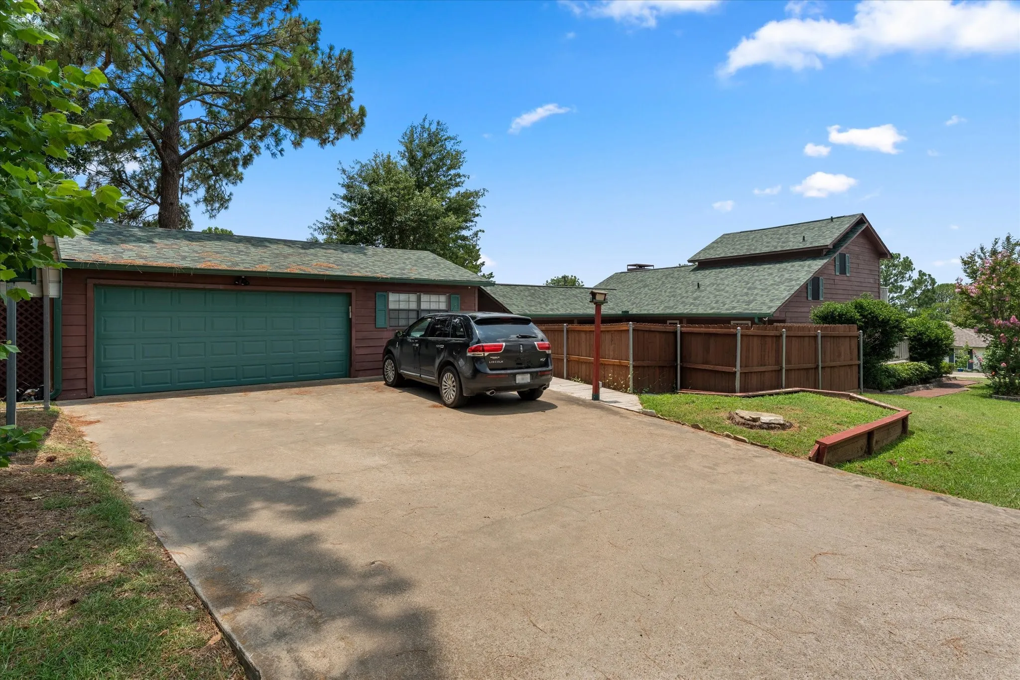 Single Family Residence For Sale in Henderson County , 424 Lagoon Drive, Gun Barrel City, Texas 75156, 3 Bedroom, 2 Bathroom, 2 Garage spaces, 1,549 Sqft, built in 1999, mls#21404878, Real Estate Agent in Gun Barrel City, Homes For Sale in Henderson county, Homes For Sale in Gun Barrel City, Realtor in Gun Barrel City Texas, Real Estate Brokerage Independent Realty Texas, Luminita Cordes Realtor
