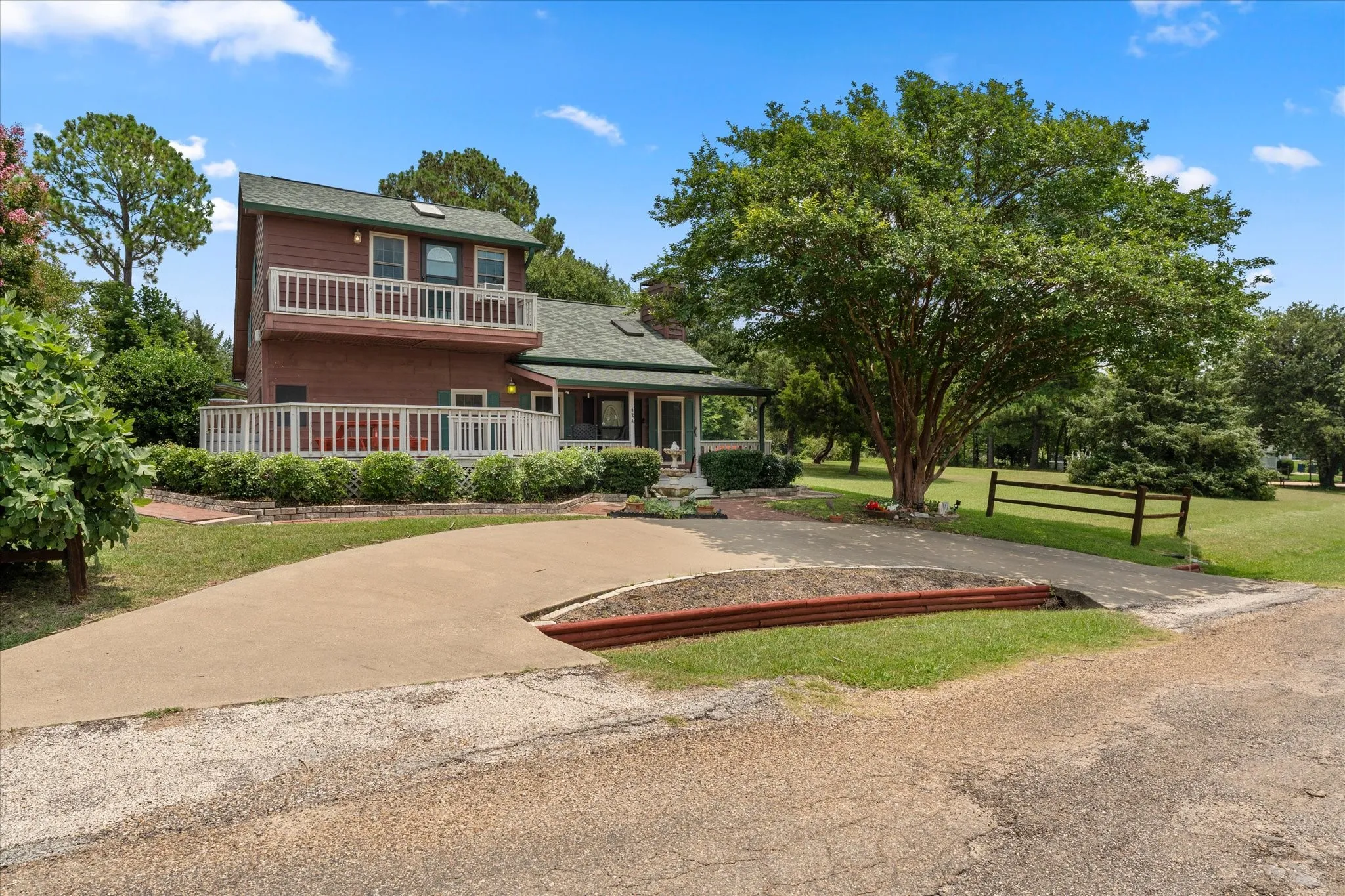 Single Family Residence For Sale in Henderson County , 424 Lagoon Drive, Gun Barrel City, Texas 75156, 3 Bedroom, 2 Bathroom, 2 Garage spaces, 1,549 Sqft, built in 1999, mls#21404878, Real Estate Agent in Gun Barrel City, Homes For Sale in Henderson county, Homes For Sale in Gun Barrel City, Realtor in Gun Barrel City Texas, Real Estate Brokerage Independent Realty Texas, Luminita Cordes Realtor