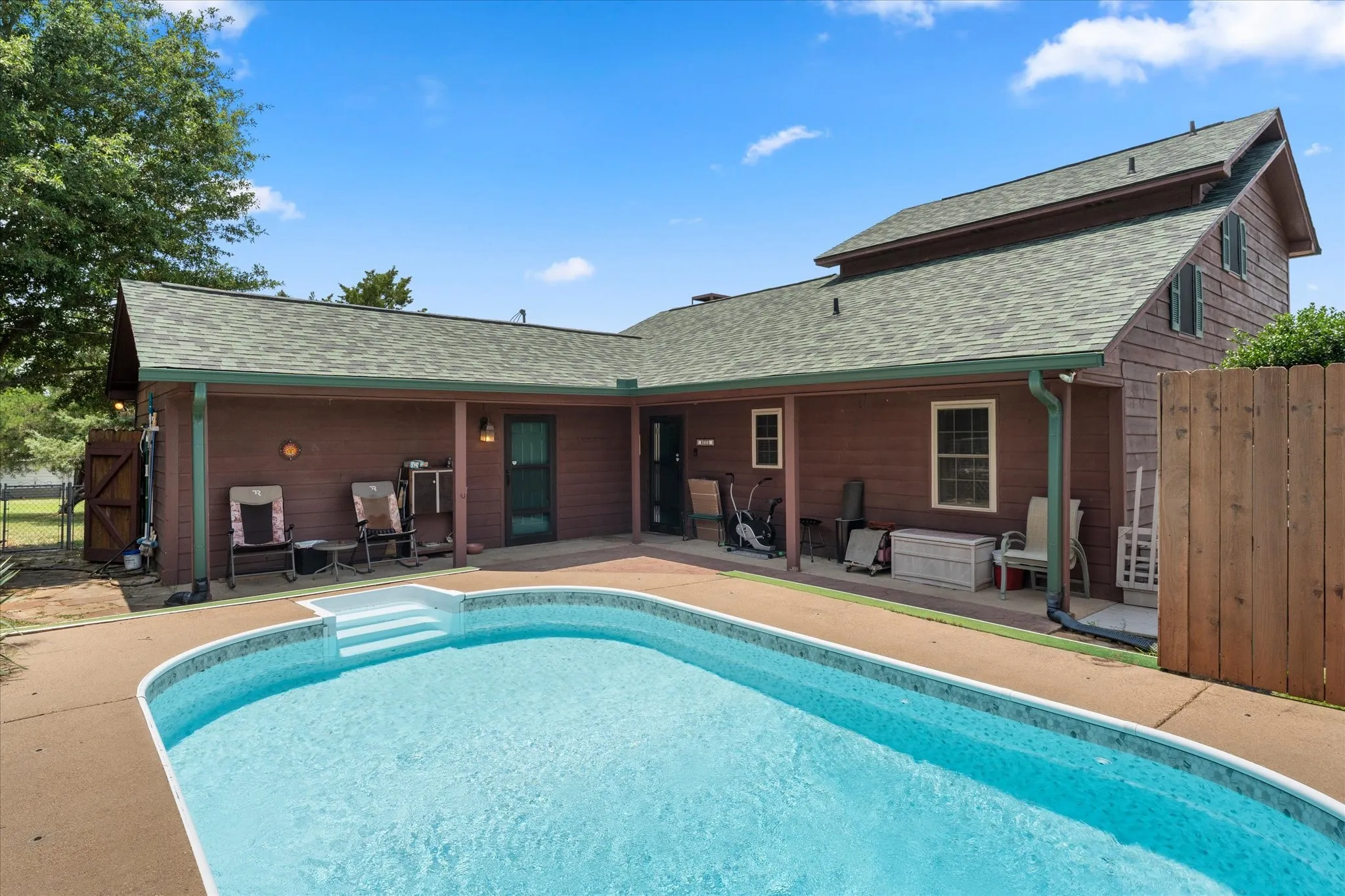Single Family Residence For Sale in Henderson County , 424 Lagoon Drive, Gun Barrel City, Texas 75156, 3 Bedroom, 2 Bathroom, 2 Garage spaces, 1,549 Sqft, built in 1999, mls#21404878, Real Estate Agent in Gun Barrel City, Homes For Sale in Henderson county, Homes For Sale in Gun Barrel City, Realtor in Gun Barrel City Texas, Real Estate Brokerage Independent Realty Texas, Luminita Cordes Realtor