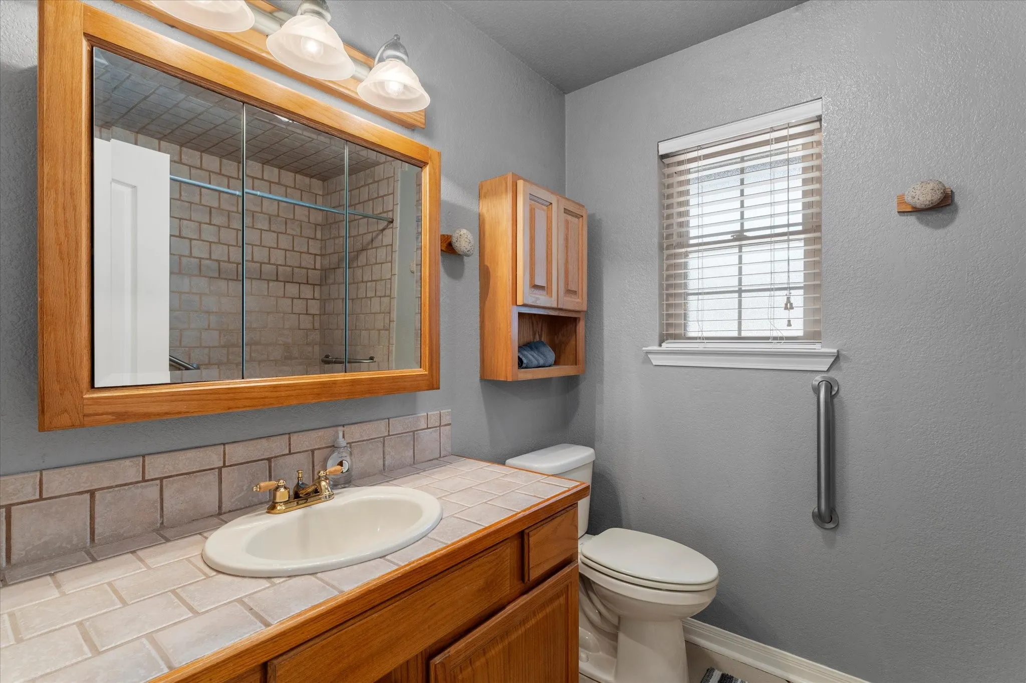 Single Family Residence For Sale in Henderson County , 424 Lagoon Drive, Gun Barrel City, Texas 75156, 3 Bedroom, 2 Bathroom, 2 Garage spaces, 1,549 Sqft, built in 1999, mls#21404878, Real Estate Agent in Gun Barrel City, Homes For Sale in Henderson county, Homes For Sale in Gun Barrel City, Realtor in Gun Barrel City Texas, Real Estate Brokerage Independent Realty Texas, Luminita Cordes Realtor