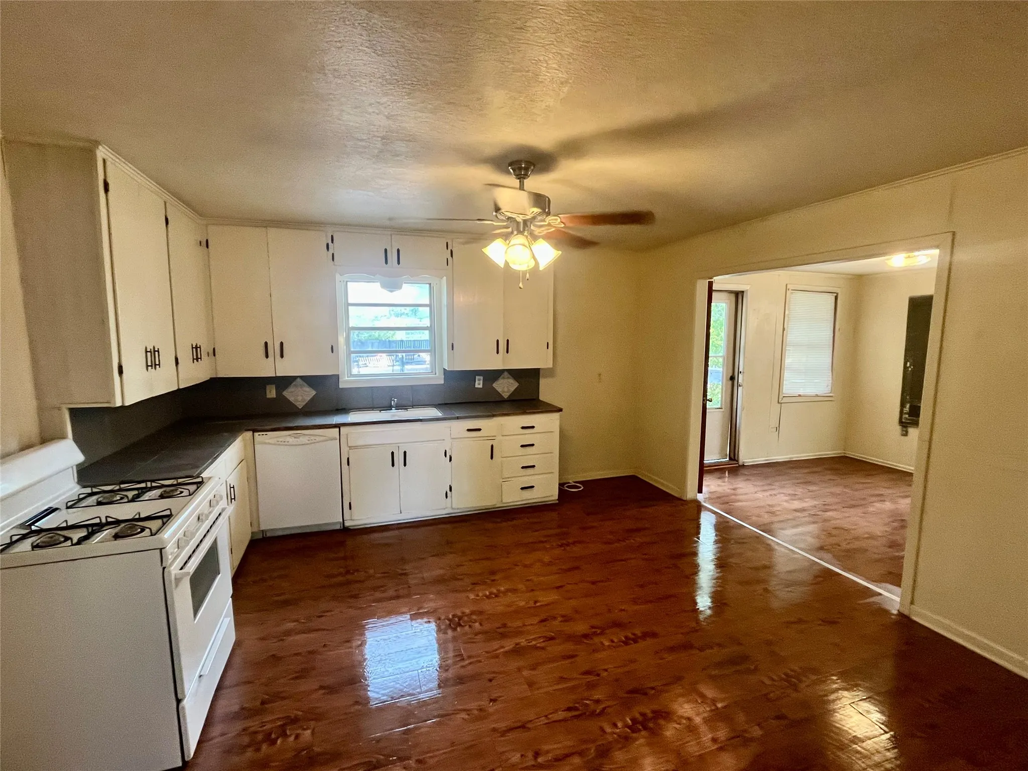 Single Family Residence For Sale in Taylor County , 2517 S 25th Street, Abilene, Texas 79605, 3 Bedroom, 2 Bathroom, Garage spaces, 1,328 Sqft, built in 1956, mls#21403726, Real Estate Agent in Abilene, Homes For Sale in Taylor county, Homes For Sale in Abilene, Realtor in Abilene Texas, Real Estate Brokerage Independent Realty Texas, Luminita Cordes Realtor