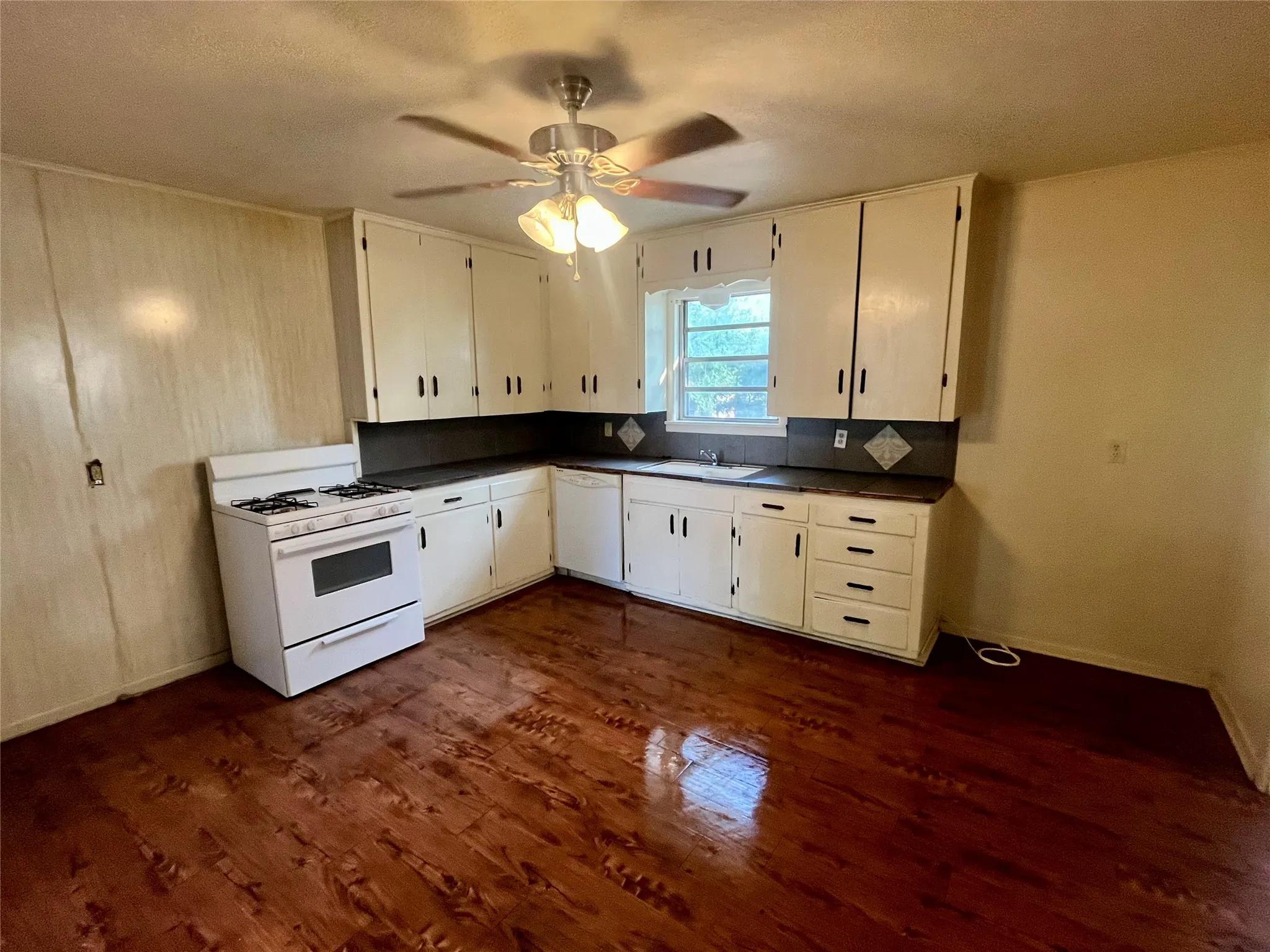 Single Family Residence For Sale in Taylor County , 2517 S 25th Street, Abilene, Texas 79605, 3 Bedroom, 2 Bathroom, Garage spaces, 1,328 Sqft, built in 1956, mls#21403726, Real Estate Agent in Abilene, Homes For Sale in Taylor county, Homes For Sale in Abilene, Realtor in Abilene Texas, Real Estate Brokerage Independent Realty Texas, Luminita Cordes Realtor