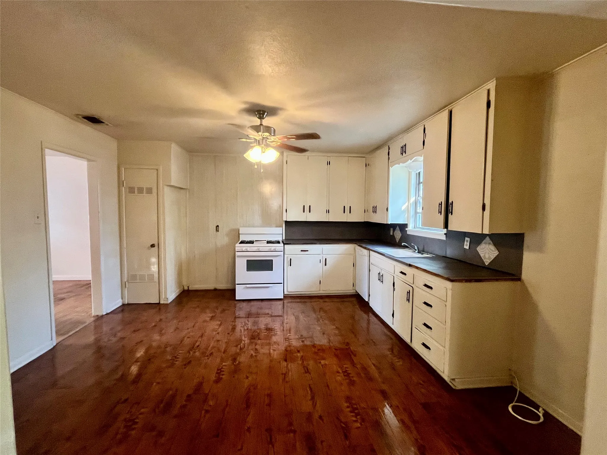 Single Family Residence For Sale in Taylor County , 2517 S 25th Street, Abilene, Texas 79605, 3 Bedroom, 2 Bathroom, Garage spaces, 1,328 Sqft, built in 1956, mls#21403726, Real Estate Agent in Abilene, Homes For Sale in Taylor county, Homes For Sale in Abilene, Realtor in Abilene Texas, Real Estate Brokerage Independent Realty Texas, Luminita Cordes Realtor