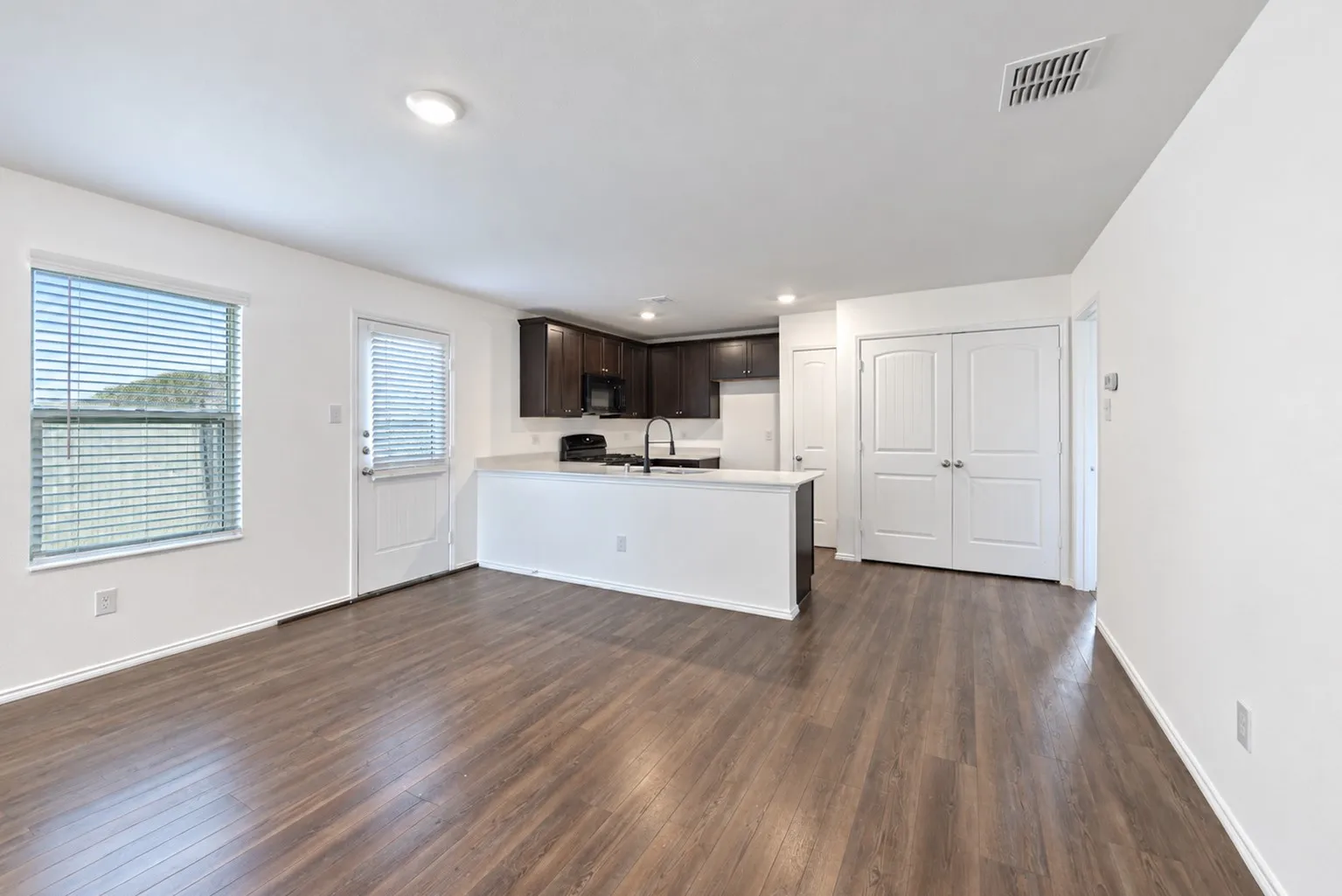 Single Family Residence For Rent in Kaufman County , 1422 Southwell Drive, Crandall, Texas 75114, 3 Bedroom, 2 Bathroom, 2 Garage spaces, 1,260 Sqft, built in 2021, mls#21404877, Real Estate Agent in Crandall, Homes For Rent in Kaufman county, Homes For Rent in Crandall, Realtor in Crandall Texas, Real Estate Brokerage Independent Realty Texas, Luminita Cordes Realtor