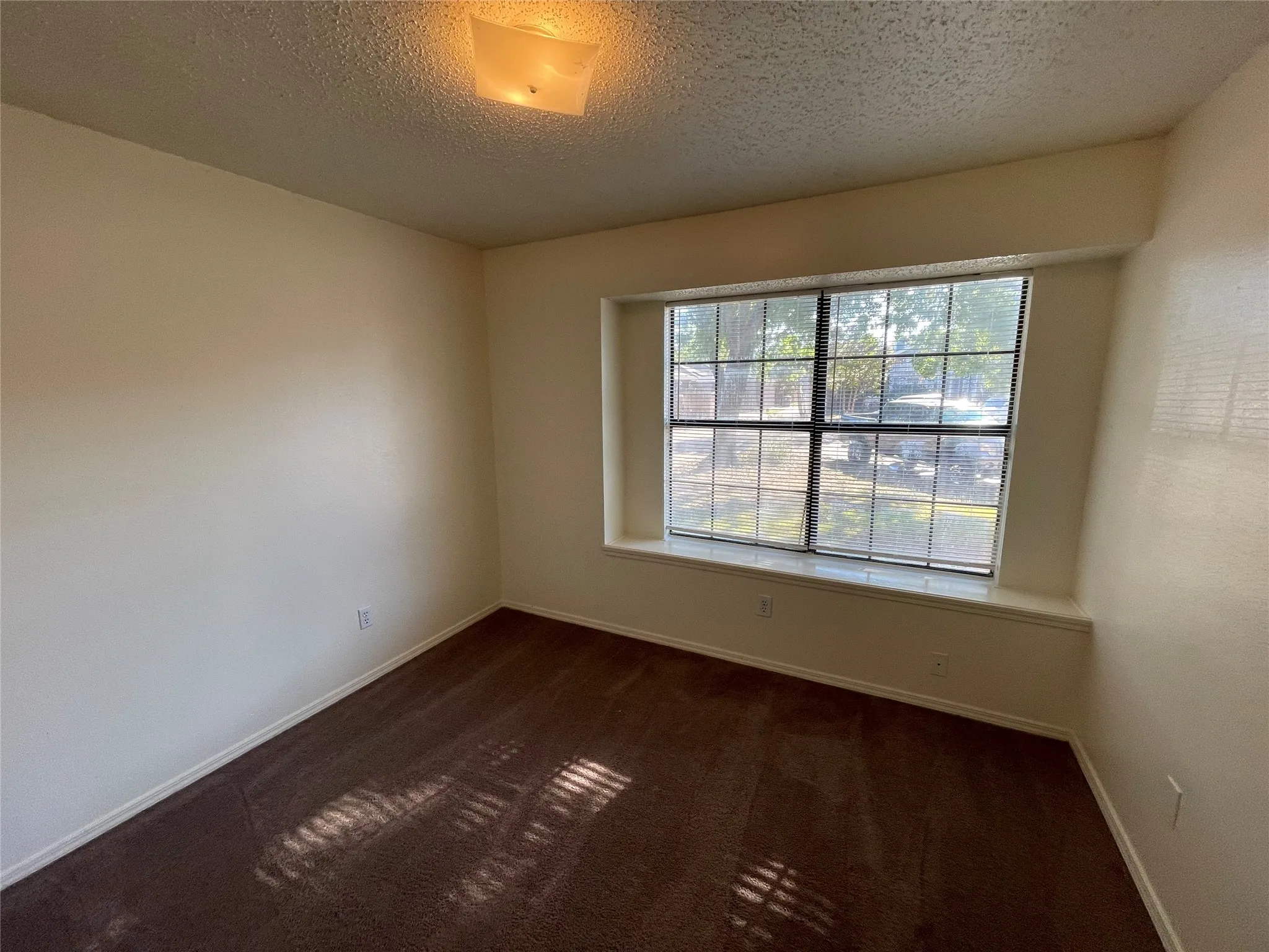 Single Family Residence For Rent in Dallas County , 10404 Cork Oak Circle, Dallas, Texas 75227, 3 Bedroom, 2 Bathroom, 2 Garage spaces, 1,241 Sqft, built in 1985, mls#21404883, Real Estate Agent in Dallas, Homes For Rent in Dallas county, Homes For Rent in Dallas, Realtor in Dallas Texas, Real Estate Brokerage Independent Realty Texas, Luminita Cordes Realtor
