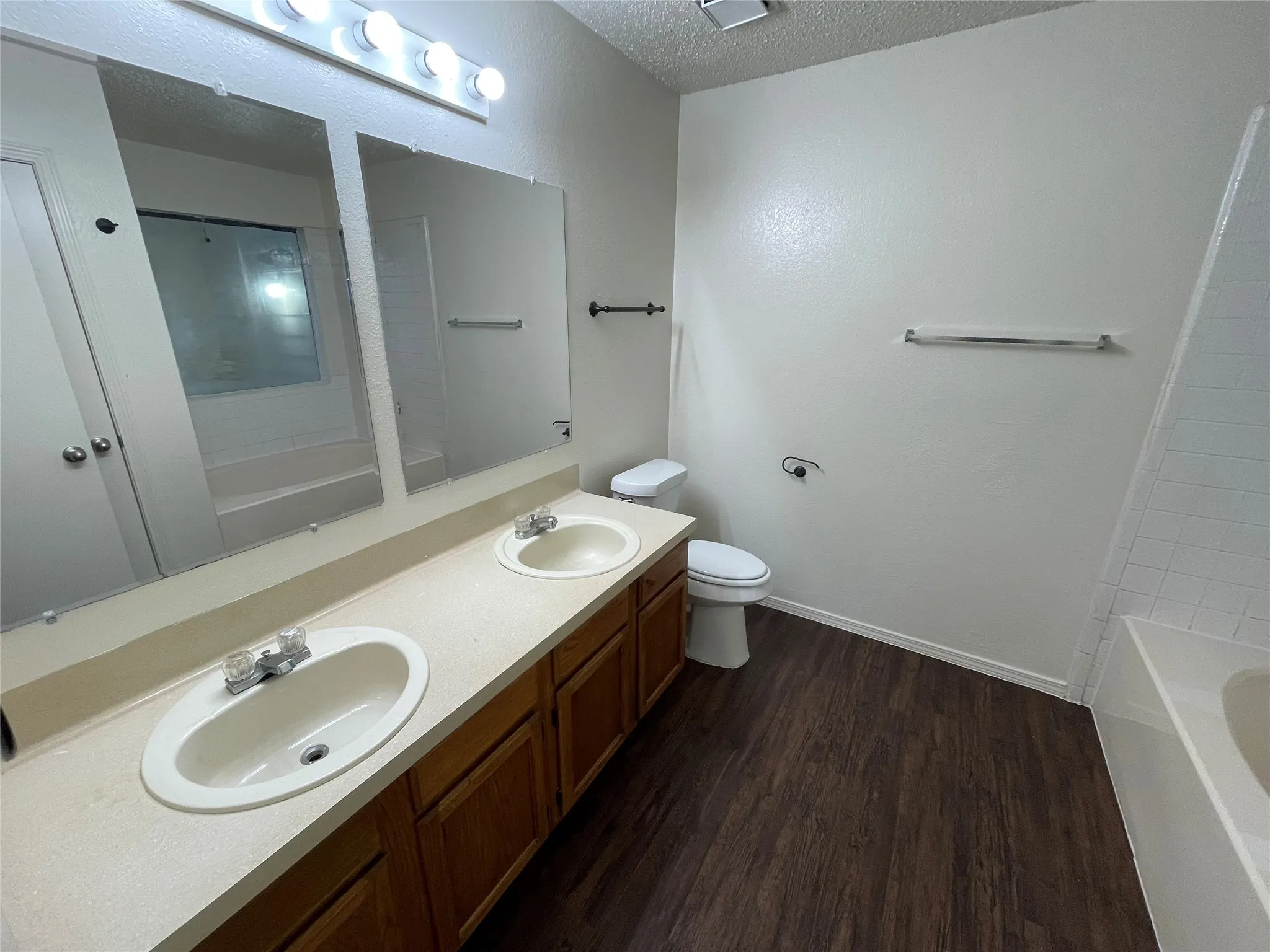 Single Family Residence For Rent in Dallas County , 10404 Cork Oak Circle, Dallas, Texas 75227, 3 Bedroom, 2 Bathroom, 2 Garage spaces, 1,241 Sqft, built in 1985, mls#21404883, Real Estate Agent in Dallas, Homes For Rent in Dallas county, Homes For Rent in Dallas, Realtor in Dallas Texas, Real Estate Brokerage Independent Realty Texas, Luminita Cordes Realtor
