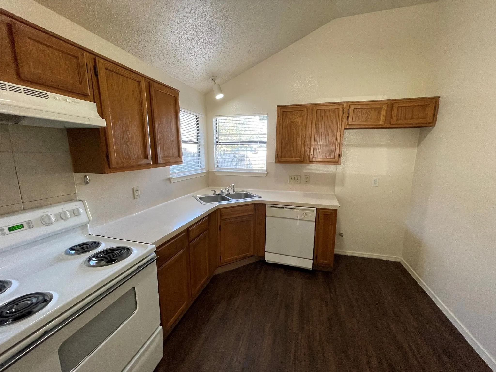 Single Family Residence For Rent in Dallas County , 10404 Cork Oak Circle, Dallas, Texas 75227, 3 Bedroom, 2 Bathroom, 2 Garage spaces, 1,241 Sqft, built in 1985, mls#21404883, Real Estate Agent in Dallas, Homes For Rent in Dallas county, Homes For Rent in Dallas, Realtor in Dallas Texas, Real Estate Brokerage Independent Realty Texas, Luminita Cordes Realtor