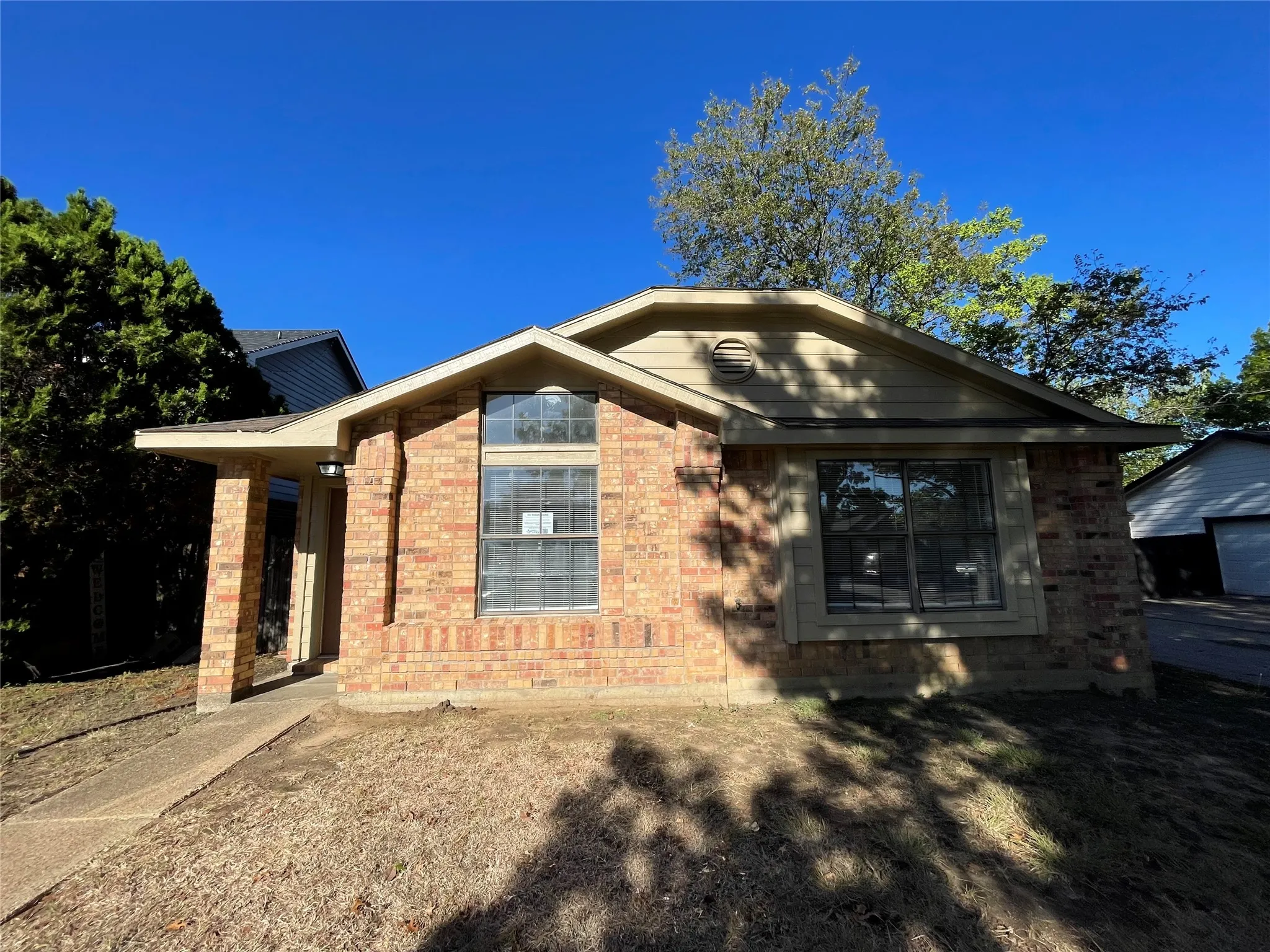 Single Family Residence For Rent in Dallas County , 10404 Cork Oak Circle, Dallas, Texas 75227, 3 Bedroom, 2 Bathroom, 2 Garage spaces, 1,241 Sqft, built in 1985, mls#21404883, Real Estate Agent in Dallas, Homes For Rent in Dallas county, Homes For Rent in Dallas, Realtor in Dallas Texas, Real Estate Brokerage Independent Realty Texas, Luminita Cordes Realtor