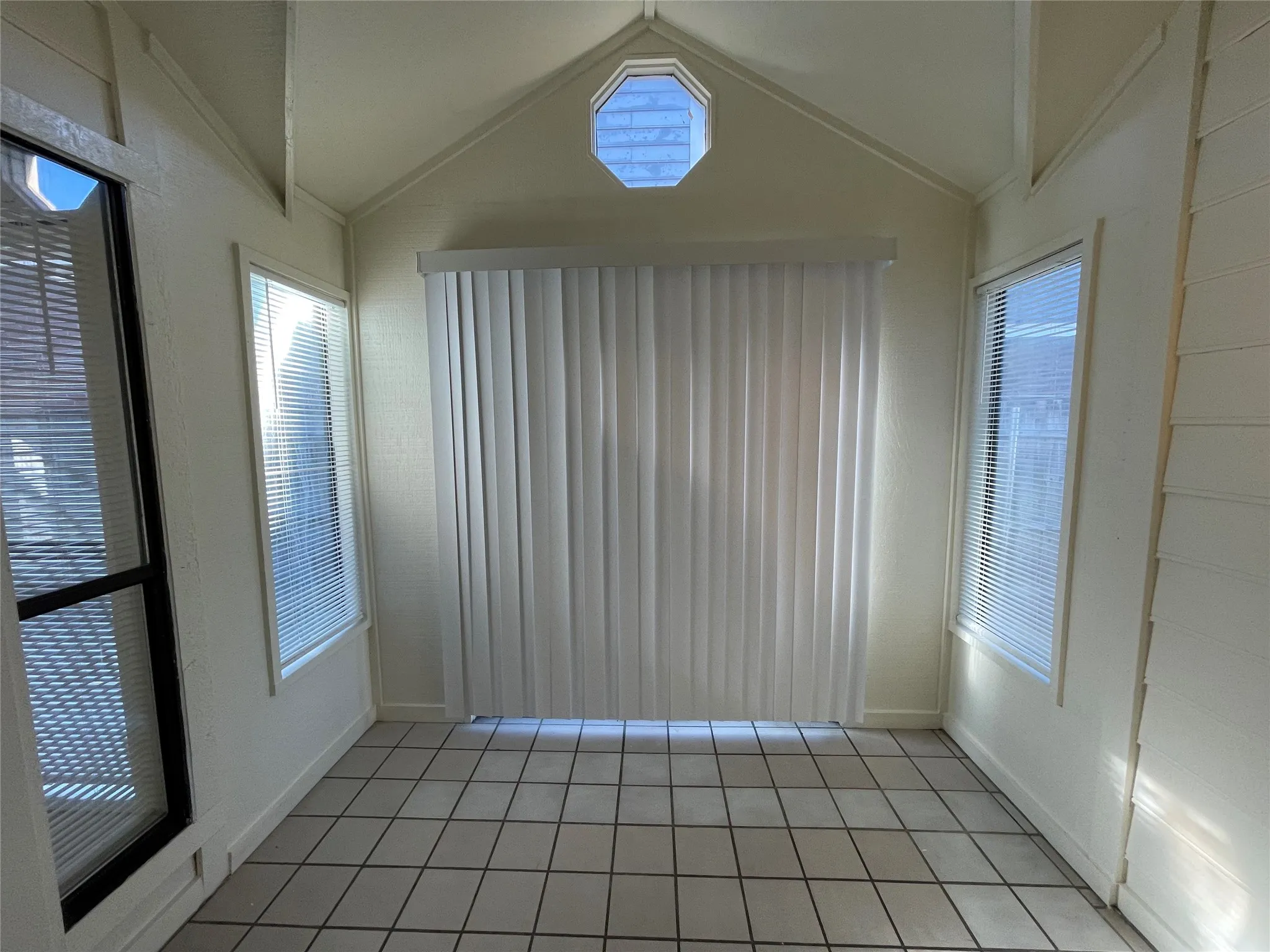Single Family Residence For Rent in Dallas County , 10404 Cork Oak Circle, Dallas, Texas 75227, 3 Bedroom, 2 Bathroom, 2 Garage spaces, 1,241 Sqft, built in 1985, mls#21404883, Real Estate Agent in Dallas, Homes For Rent in Dallas county, Homes For Rent in Dallas, Realtor in Dallas Texas, Real Estate Brokerage Independent Realty Texas, Luminita Cordes Realtor