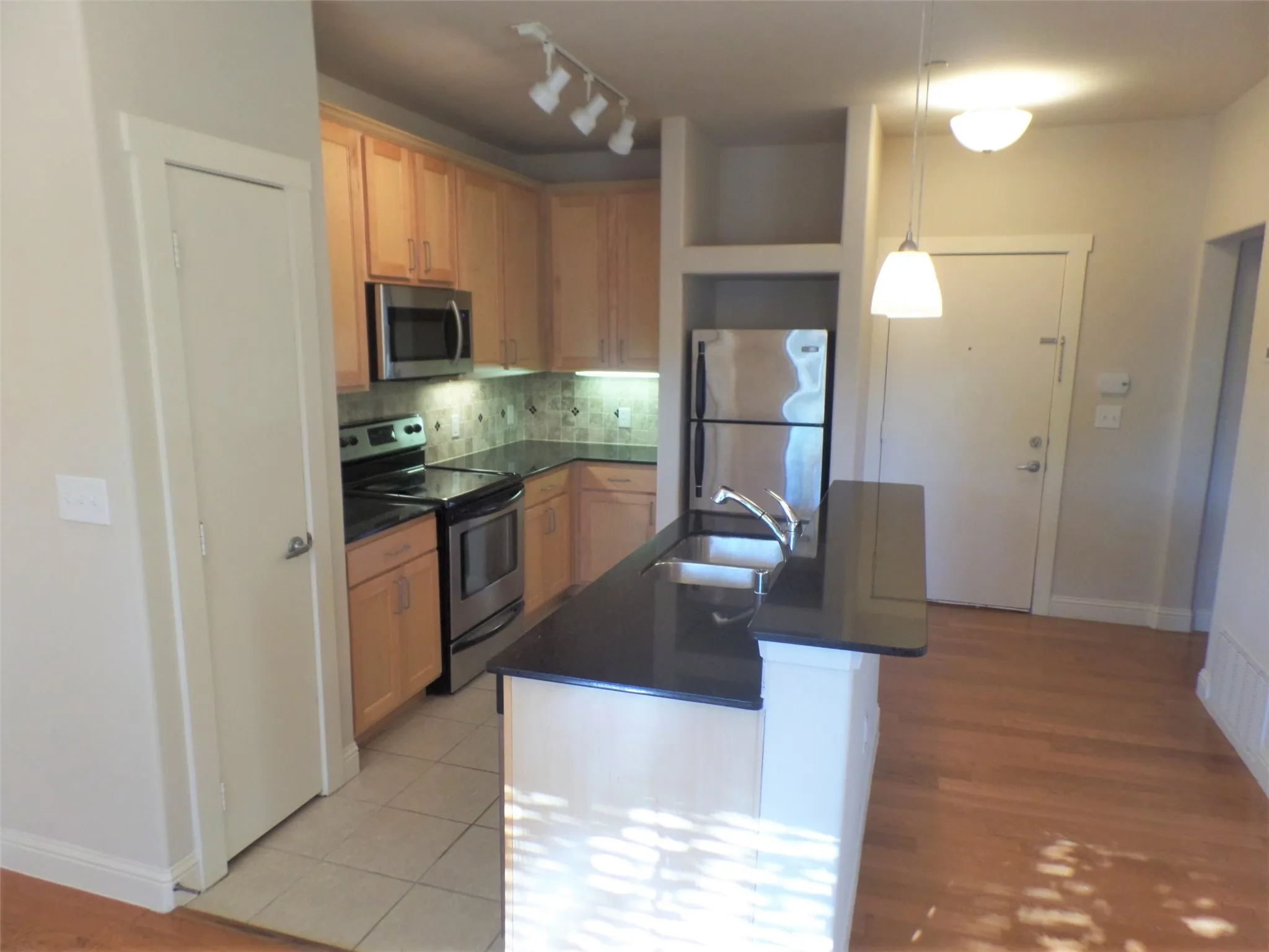 Condominium For Rent in Dallas County , 6159 Oram Street 105, Dallas, Texas 75214, 1 Bedroom, 2 Bathroom, 1 Garage spaces, 1,028 Sqft, built in 2007, mls#21401391, Real Estate Agent in Dallas, Homes For Rent in Dallas county, Homes For Rent in Dallas, Realtor in Dallas Texas, Real Estate Brokerage Independent Realty Texas, Luminita Cordes Realtor