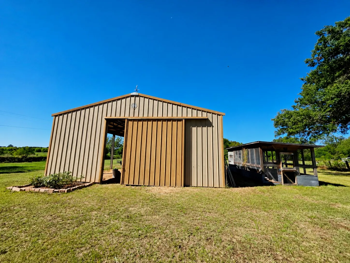 Single Family Residence For Sale in Hopkins County , 1426 Farm Road 2560, Sulphur Springs, Texas 75482, 3 Bedroom, 2 Bathroom, Garage spaces, 1,920 Sqft, built in 1970, mls#21404289, Real Estate Agent in Sulphur Springs, Homes For Sale in Hopkins county, Homes For Sale in Sulphur Springs, Realtor in Sulphur Springs Texas, Real Estate Brokerage Independent Realty Texas, Luminita Cordes Realtor