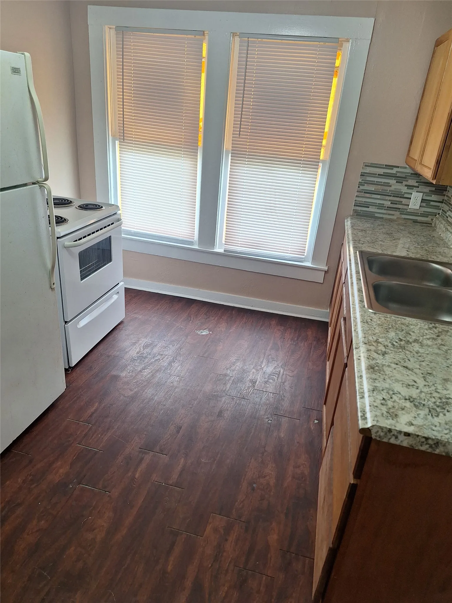 Duplex For Rent in Taylor County , 1942 State Street D, Abilene, Texas 79603, 2 Bedroom, 1 Bathroom, Garage spaces, 915 Sqft, built in 1925, mls#21404909, Real Estate Agent in Abilene, Homes For Rent in Taylor county, Homes For Rent in Abilene, Realtor in Abilene Texas, Real Estate Brokerage Independent Realty Texas, Luminita Cordes Realtor
