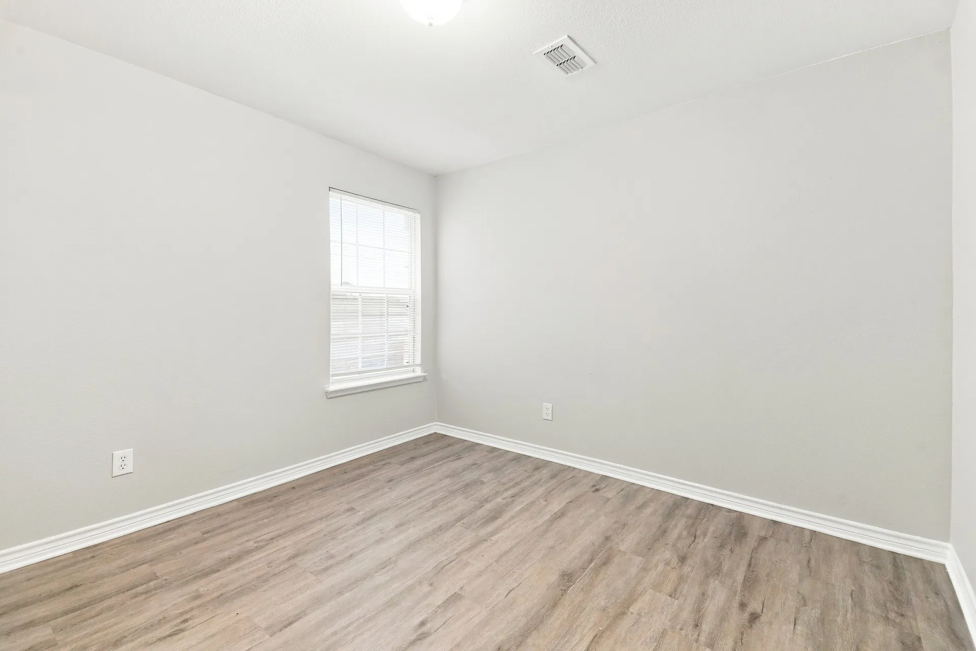 Single Family Residence For Rent in Denton County , 1601 Princess Lane, Little Elm, Texas 75036, 5 Bedroom, 4 Bathroom, 2 Garage spaces, 4,014 Sqft, built in 2005, mls#21404900, Real Estate Agent in Little Elm, Homes For Rent in Denton county, Homes For Rent in Little Elm, Realtor in Little Elm Texas, Real Estate Brokerage Independent Realty Texas, Luminita Cordes Realtor