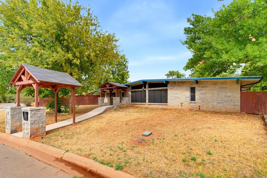 Single Family Residence For Sale in Taylor County , 4026 Congress Court, Abilene, Texas 79603, 4 Bedroom, 2 Bathroom, 2 Garage spaces, 2,345 Sqft, built in 1966, mls#21403935, Real Estate Agent in Abilene, Homes For Sale in Taylor county, Homes For Sale in Abilene, Realtor in Abilene Texas, Real Estate Brokerage Independent Realty Texas, Luminita Cordes Realtor