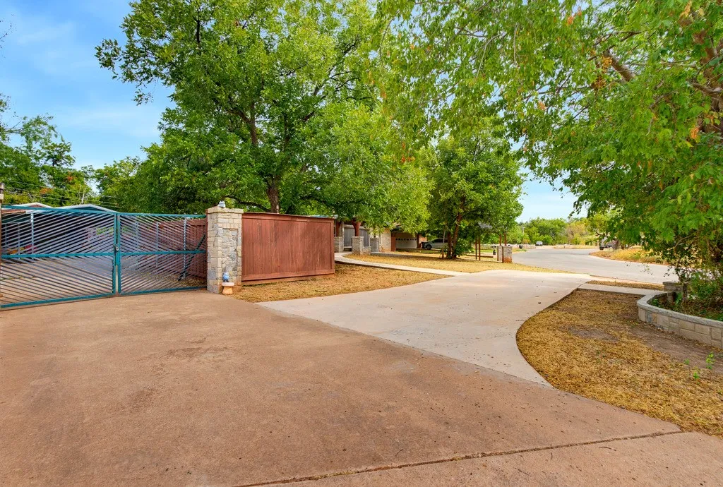 Single Family Residence For Sale in Taylor County , 4026 Congress Court, Abilene, Texas 79603, 4 Bedroom, 2 Bathroom, 2 Garage spaces, 2,345 Sqft, built in 1966, mls#21403935, Real Estate Agent in Abilene, Homes For Sale in Taylor county, Homes For Sale in Abilene, Realtor in Abilene Texas, Real Estate Brokerage Independent Realty Texas, Luminita Cordes Realtor