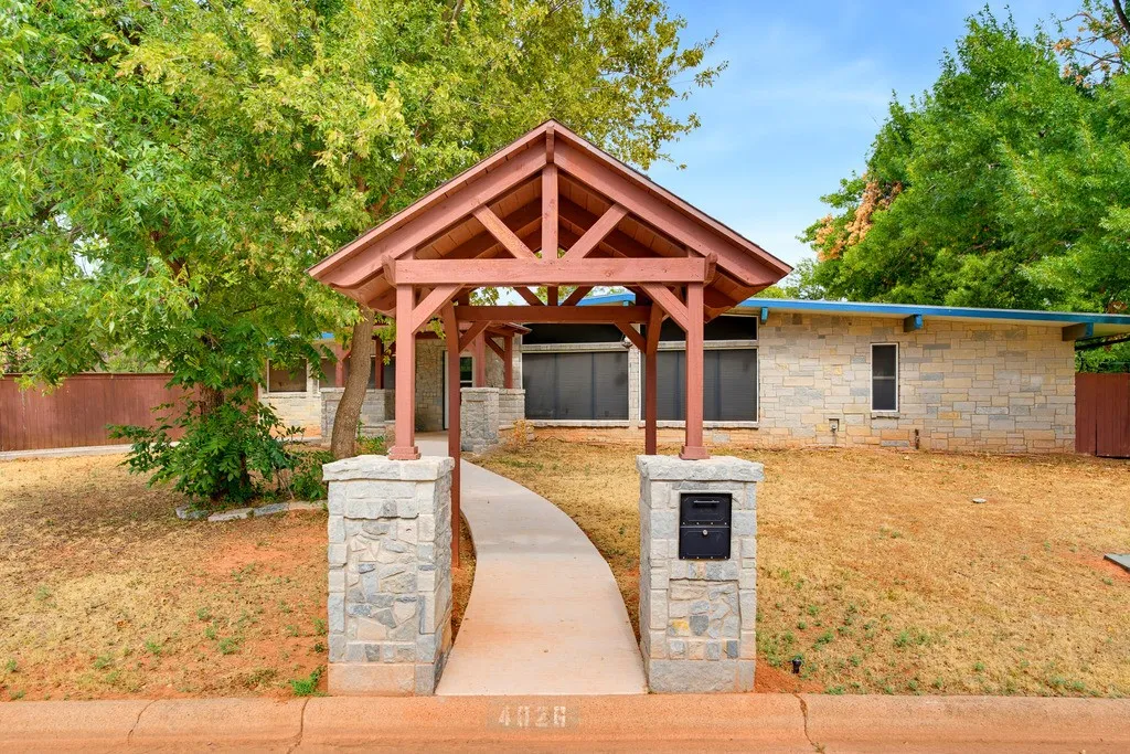 Single Family Residence For Sale in Taylor County , 4026 Congress Court, Abilene, Texas 79603, 4 Bedroom, 2 Bathroom, 2 Garage spaces, 2,345 Sqft, built in 1966, mls#21403935, Real Estate Agent in Abilene, Homes For Sale in Taylor county, Homes For Sale in Abilene, Realtor in Abilene Texas, Real Estate Brokerage Independent Realty Texas, Luminita Cordes Realtor