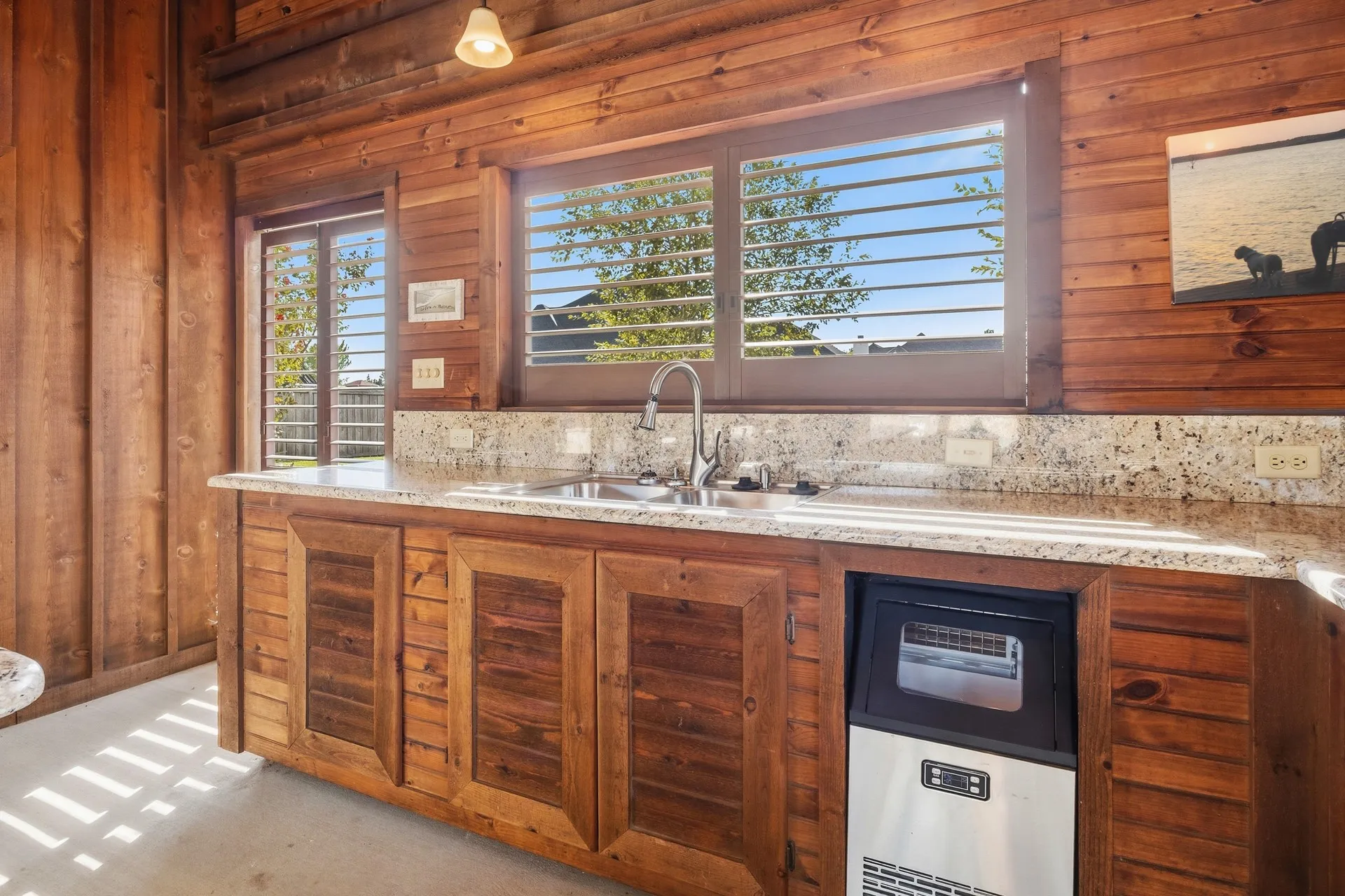 Single Family Residence For Sale in Titus County , 213 Devonshire, Mt Pleasant, Texas 75455, 4 Bedroom, 4 Bathroom, 2 Garage spaces, 2,923 Sqft, built in 2008, mls#21395591, Real Estate Agent in Mt Pleasant, Homes For Sale in Titus county, Homes For Sale in Mt Pleasant, Realtor in Mt Pleasant Texas, Real Estate Brokerage Independent Realty Texas, Luminita Cordes Realtor