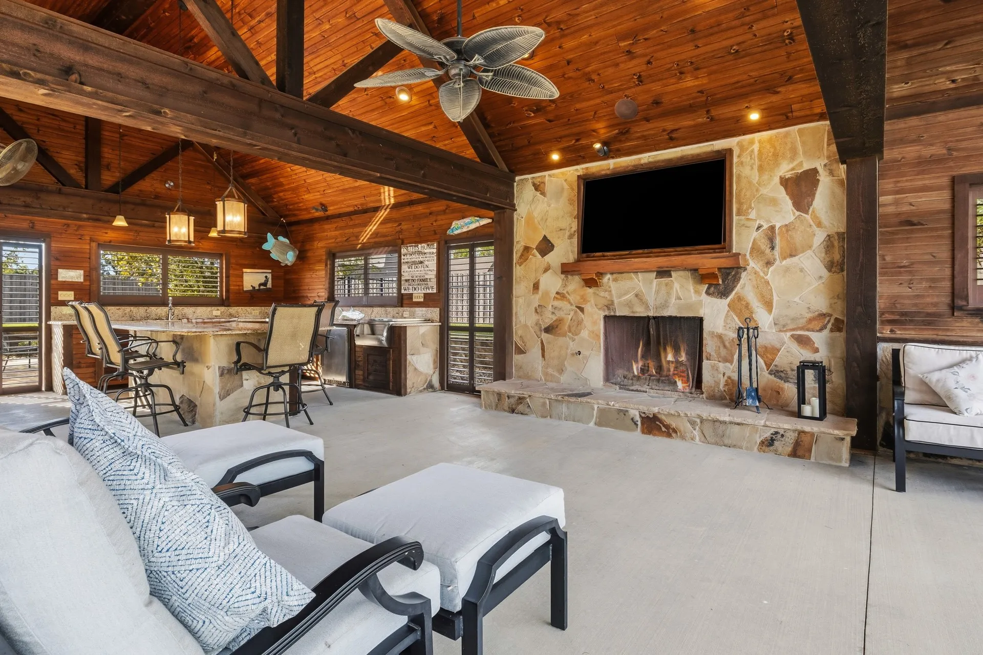 Single Family Residence For Sale in Titus County , 213 Devonshire, Mt Pleasant, Texas 75455, 4 Bedroom, 4 Bathroom, 2 Garage spaces, 2,923 Sqft, built in 2008, mls#21395591, Real Estate Agent in Mt Pleasant, Homes For Sale in Titus county, Homes For Sale in Mt Pleasant, Realtor in Mt Pleasant Texas, Real Estate Brokerage Independent Realty Texas, Luminita Cordes Realtor