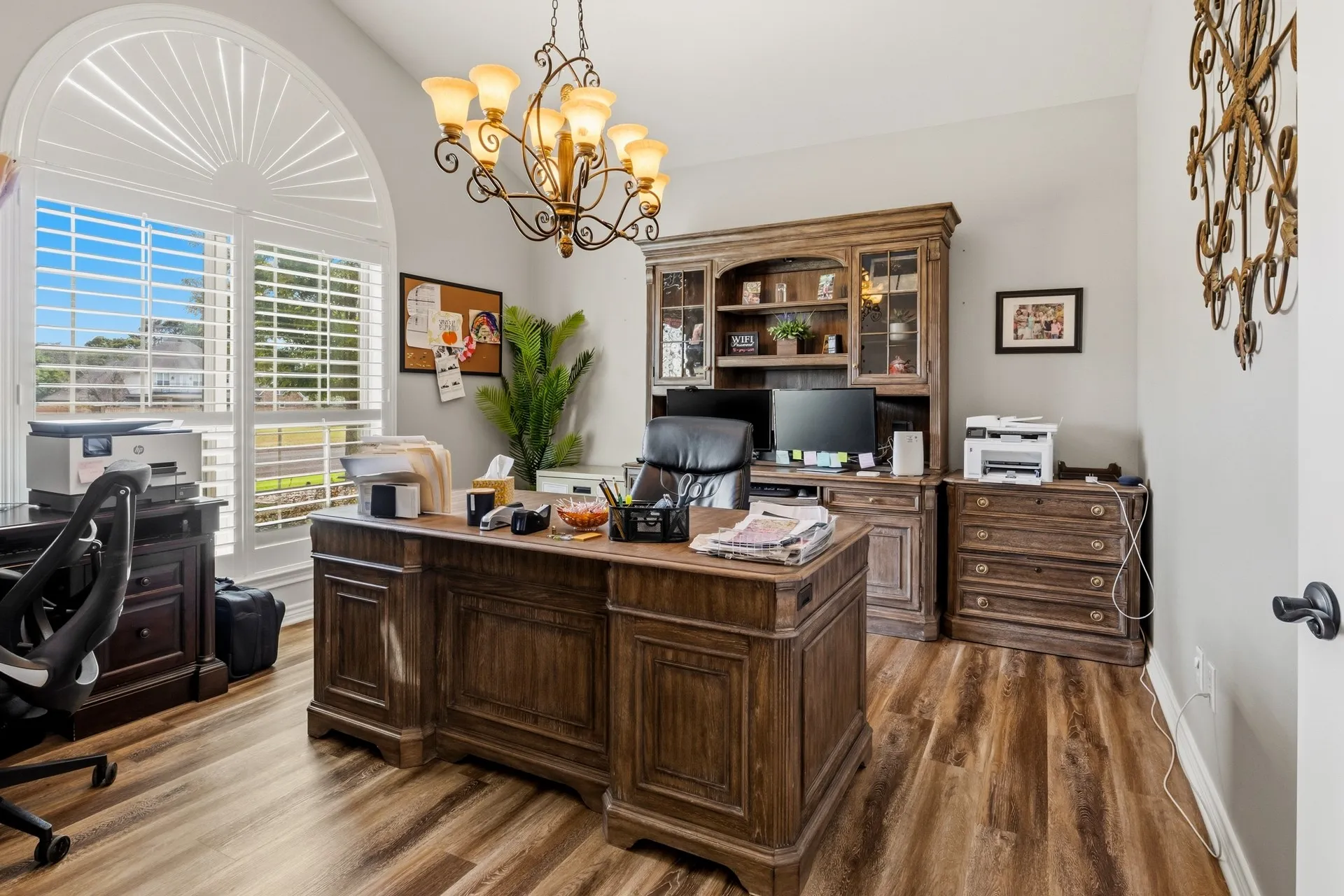 Single Family Residence For Sale in Titus County , 213 Devonshire, Mt Pleasant, Texas 75455, 4 Bedroom, 4 Bathroom, 2 Garage spaces, 2,923 Sqft, built in 2008, mls#21395591, Real Estate Agent in Mt Pleasant, Homes For Sale in Titus county, Homes For Sale in Mt Pleasant, Realtor in Mt Pleasant Texas, Real Estate Brokerage Independent Realty Texas, Luminita Cordes Realtor