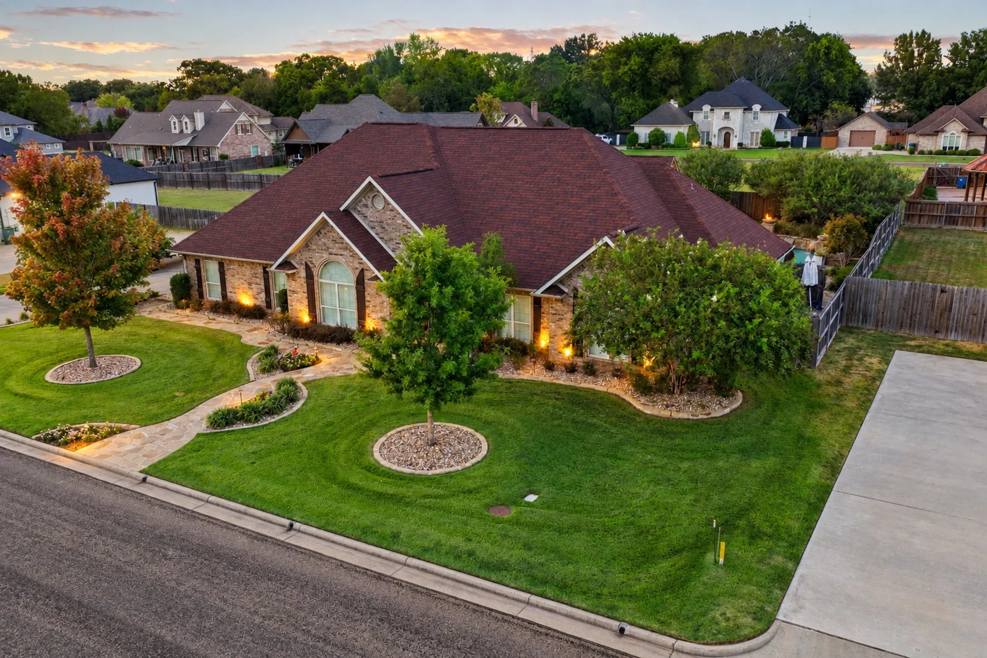 Single Family Residence For Sale in Titus County , 213 Devonshire, Mt Pleasant, Texas 75455, 4 Bedroom, 4 Bathroom, 2 Garage spaces, 2,923 Sqft, built in 2008, mls#21395591, Real Estate Agent in Mt Pleasant, Homes For Sale in Titus county, Homes For Sale in Mt Pleasant, Realtor in Mt Pleasant Texas, Real Estate Brokerage Independent Realty Texas, Luminita Cordes Realtor