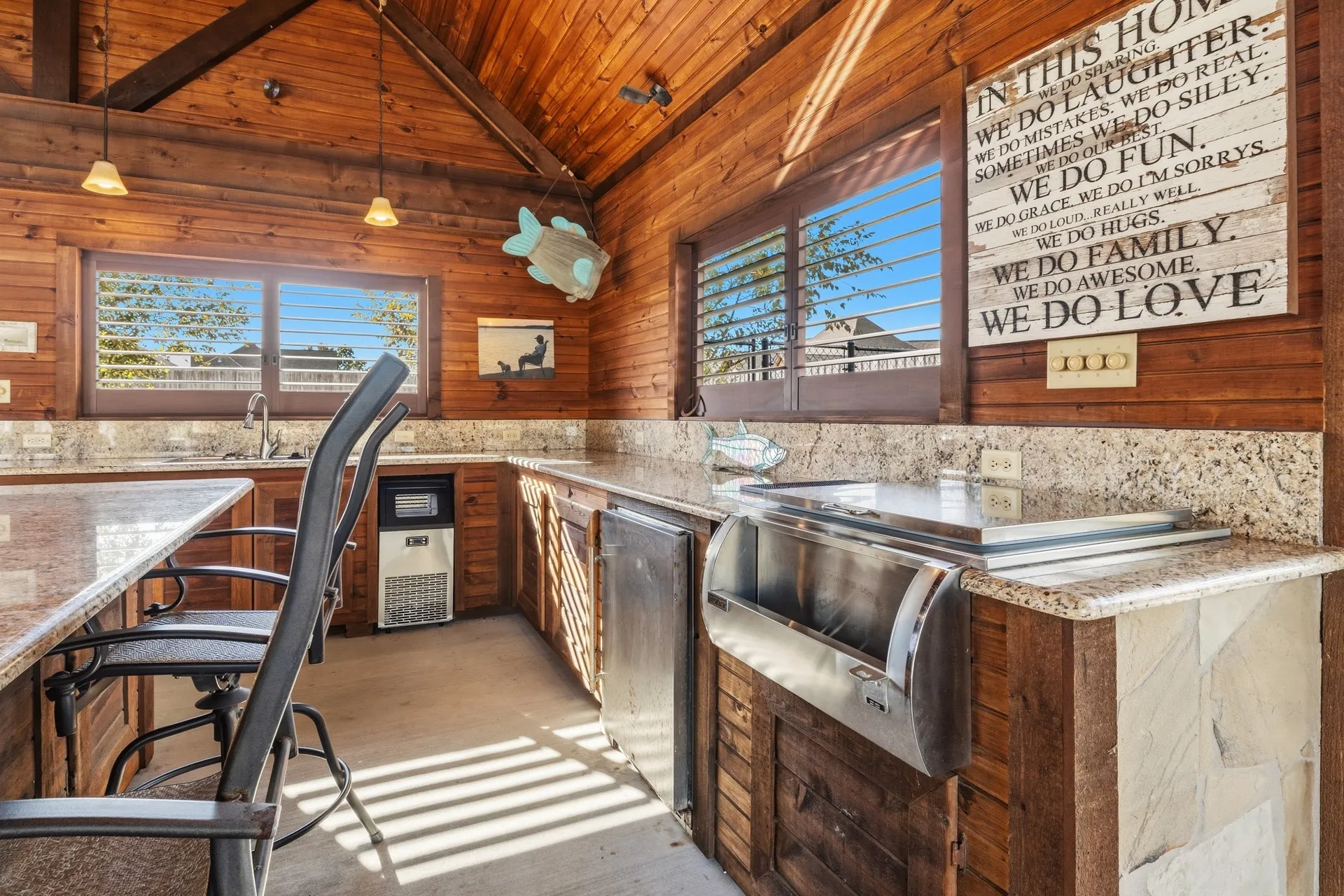 Single Family Residence For Sale in Titus County , 213 Devonshire, Mt Pleasant, Texas 75455, 4 Bedroom, 4 Bathroom, 2 Garage spaces, 2,923 Sqft, built in 2008, mls#21395591, Real Estate Agent in Mt Pleasant, Homes For Sale in Titus county, Homes For Sale in Mt Pleasant, Realtor in Mt Pleasant Texas, Real Estate Brokerage Independent Realty Texas, Luminita Cordes Realtor