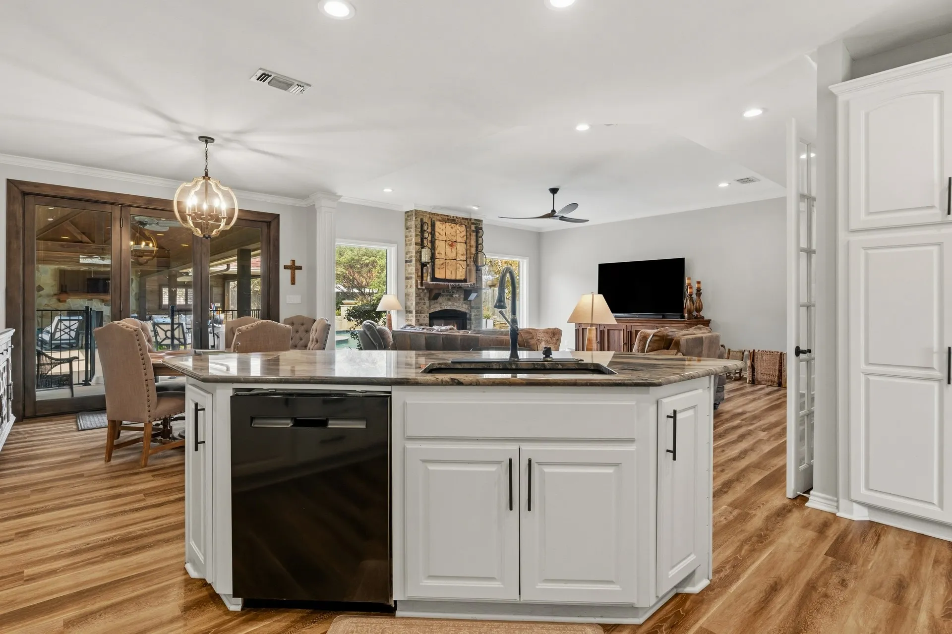 Single Family Residence For Sale in Titus County , 213 Devonshire, Mt Pleasant, Texas 75455, 4 Bedroom, 4 Bathroom, 2 Garage spaces, 2,923 Sqft, built in 2008, mls#21395591, Real Estate Agent in Mt Pleasant, Homes For Sale in Titus county, Homes For Sale in Mt Pleasant, Realtor in Mt Pleasant Texas, Real Estate Brokerage Independent Realty Texas, Luminita Cordes Realtor