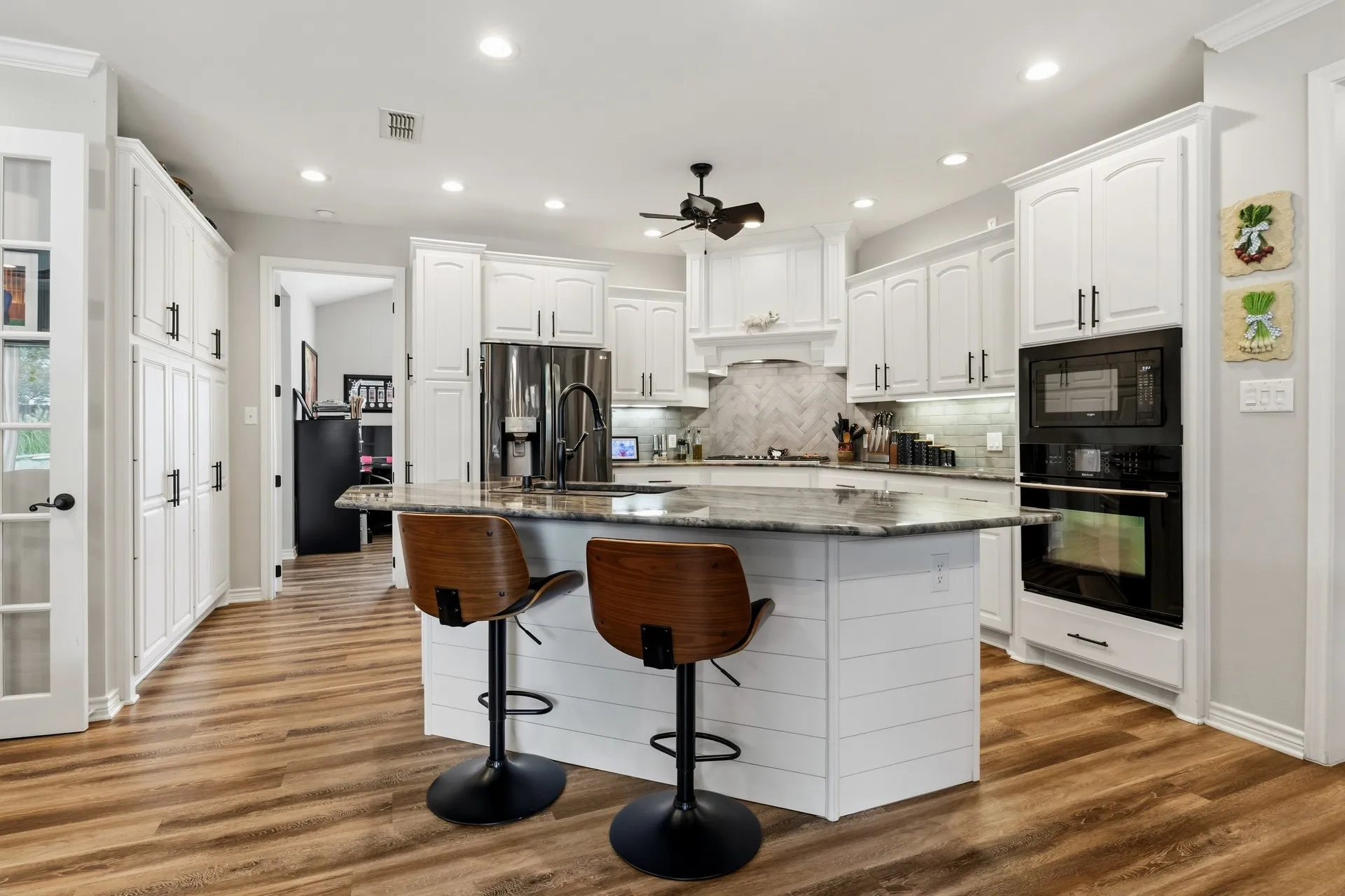 Single Family Residence For Sale in Titus County , 213 Devonshire, Mt Pleasant, Texas 75455, 4 Bedroom, 4 Bathroom, 2 Garage spaces, 2,923 Sqft, built in 2008, mls#21395591, Real Estate Agent in Mt Pleasant, Homes For Sale in Titus county, Homes For Sale in Mt Pleasant, Realtor in Mt Pleasant Texas, Real Estate Brokerage Independent Realty Texas, Luminita Cordes Realtor