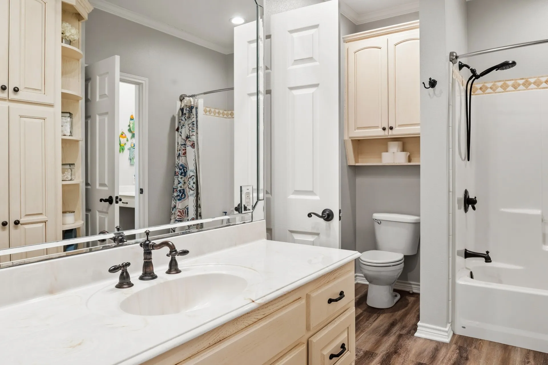 Single Family Residence For Sale in Titus County , 213 Devonshire, Mt Pleasant, Texas 75455, 4 Bedroom, 4 Bathroom, 2 Garage spaces, 2,923 Sqft, built in 2008, mls#21395591, Real Estate Agent in Mt Pleasant, Homes For Sale in Titus county, Homes For Sale in Mt Pleasant, Realtor in Mt Pleasant Texas, Real Estate Brokerage Independent Realty Texas, Luminita Cordes Realtor