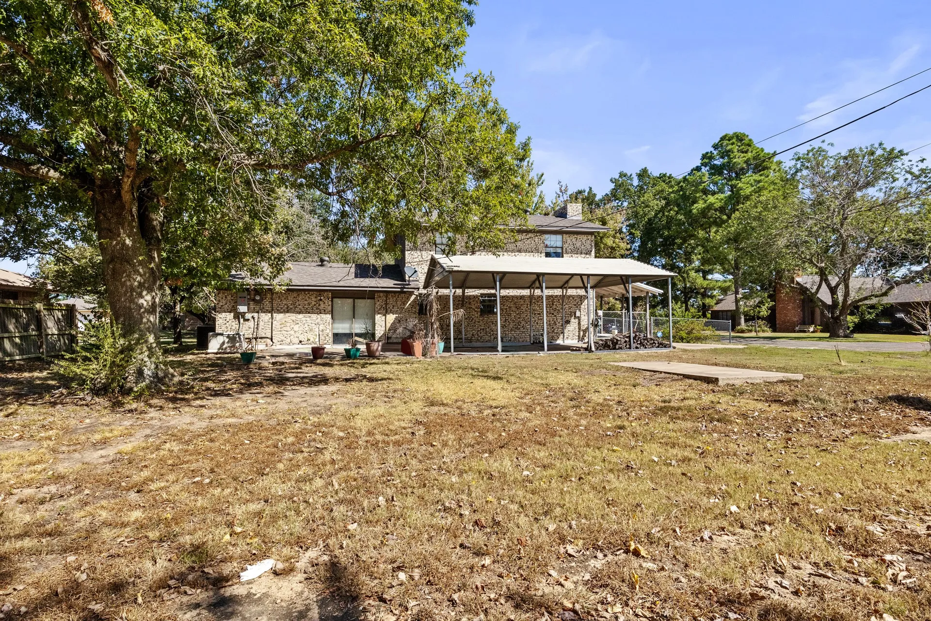 Single Family Residence For Sale in Red River (TX) County , 600 W 12th Street, Clarksville, Texas 75426, 4 Bedroom, 2 Bathroom, Garage spaces, 1,782 Sqft, built in 1977, mls#21404861, Real Estate Agent in Clarksville, Homes For Sale in Red River (TX) county, Homes For Sale in Clarksville, Realtor in Clarksville Texas, Real Estate Brokerage Independent Realty Texas, Luminita Cordes Realtor