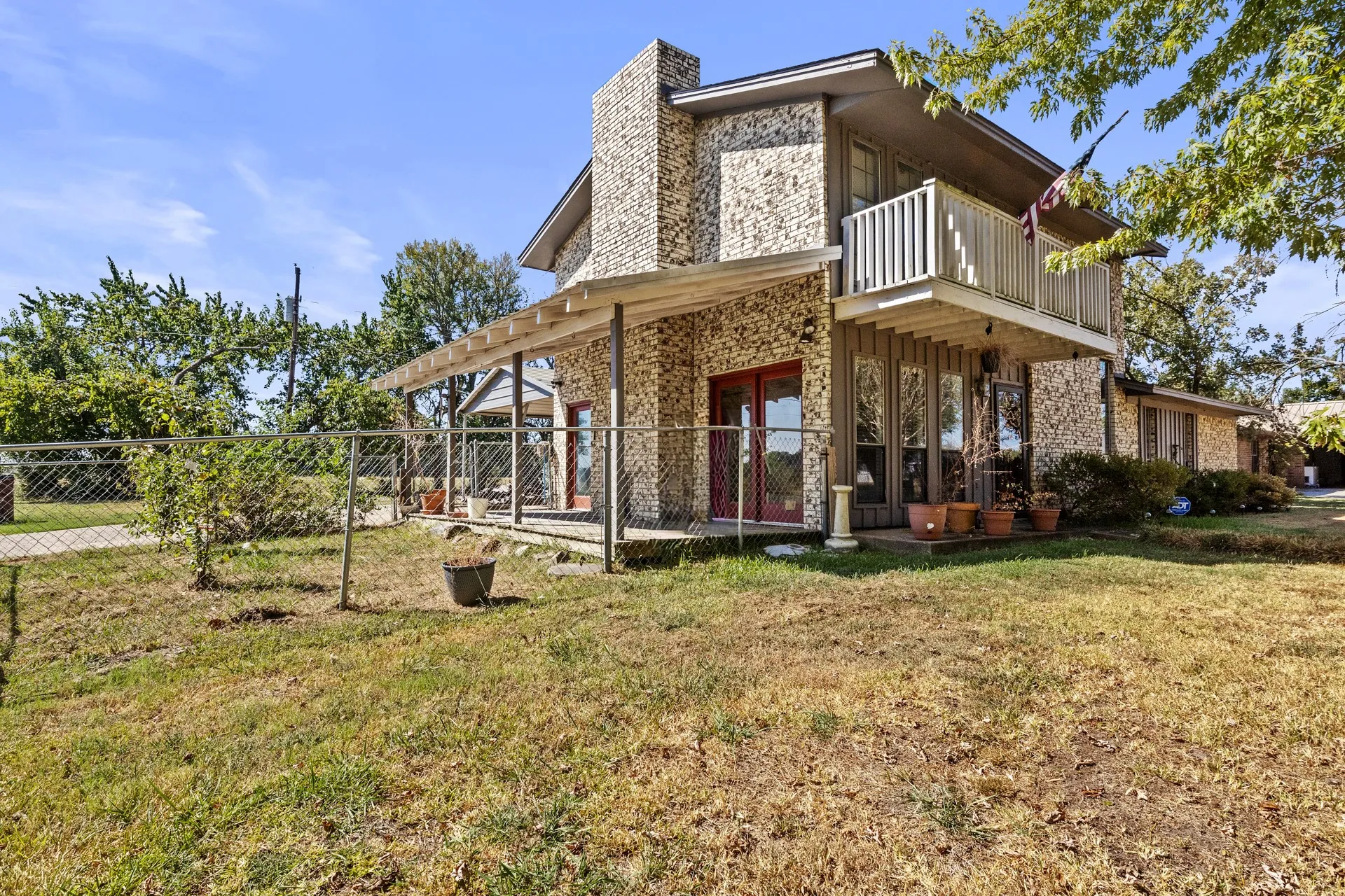 Single Family Residence For Sale in Red River (TX) County , 600 W 12th Street, Clarksville, Texas 75426, 4 Bedroom, 2 Bathroom, Garage spaces, 1,782 Sqft, built in 1977, mls#21404861, Real Estate Agent in Clarksville, Homes For Sale in Red River (TX) county, Homes For Sale in Clarksville, Realtor in Clarksville Texas, Real Estate Brokerage Independent Realty Texas, Luminita Cordes Realtor