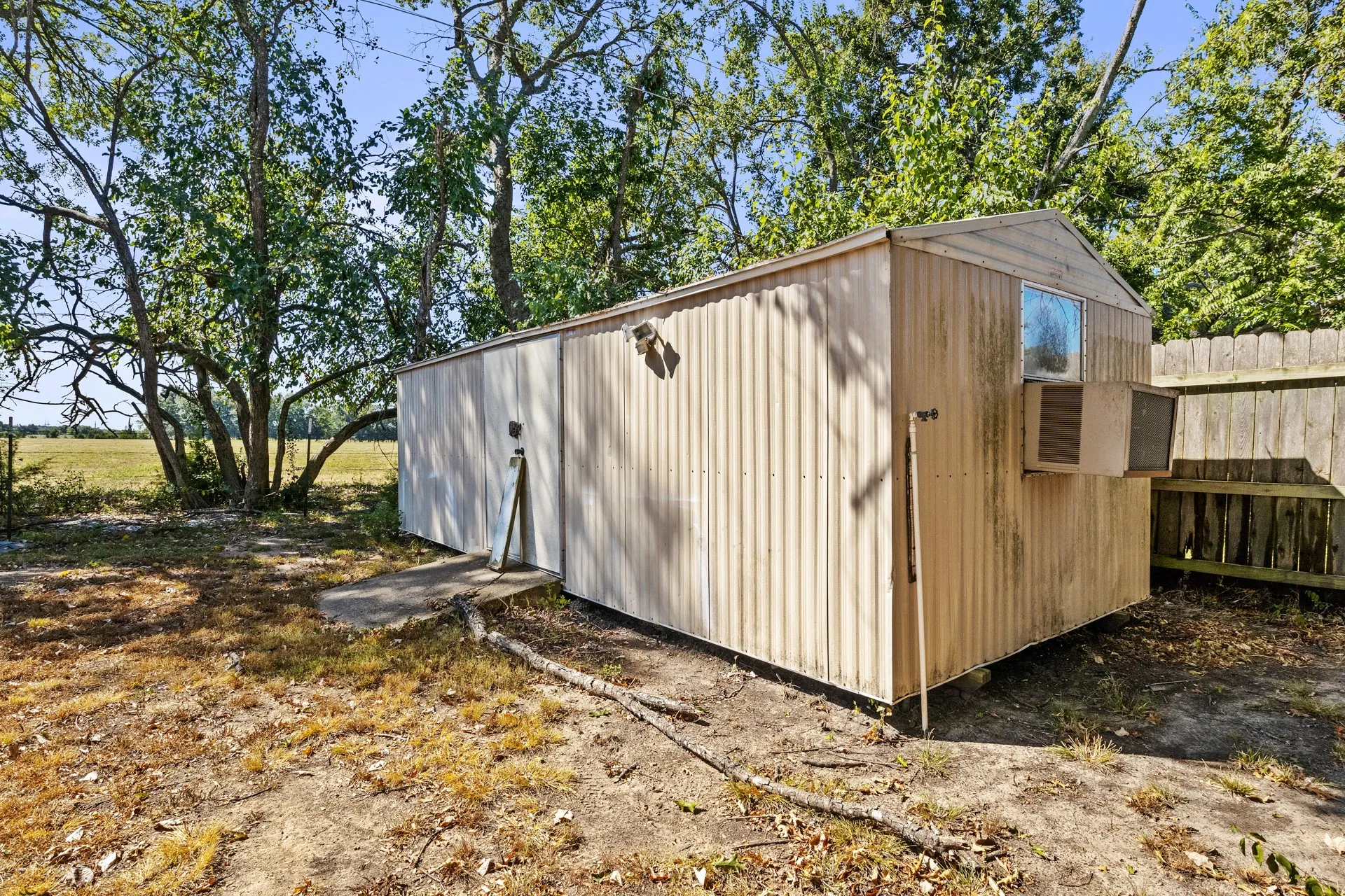Single Family Residence For Sale in Red River (TX) County , 600 W 12th Street, Clarksville, Texas 75426, 4 Bedroom, 2 Bathroom, Garage spaces, 1,782 Sqft, built in 1977, mls#21404861, Real Estate Agent in Clarksville, Homes For Sale in Red River (TX) county, Homes For Sale in Clarksville, Realtor in Clarksville Texas, Real Estate Brokerage Independent Realty Texas, Luminita Cordes Realtor