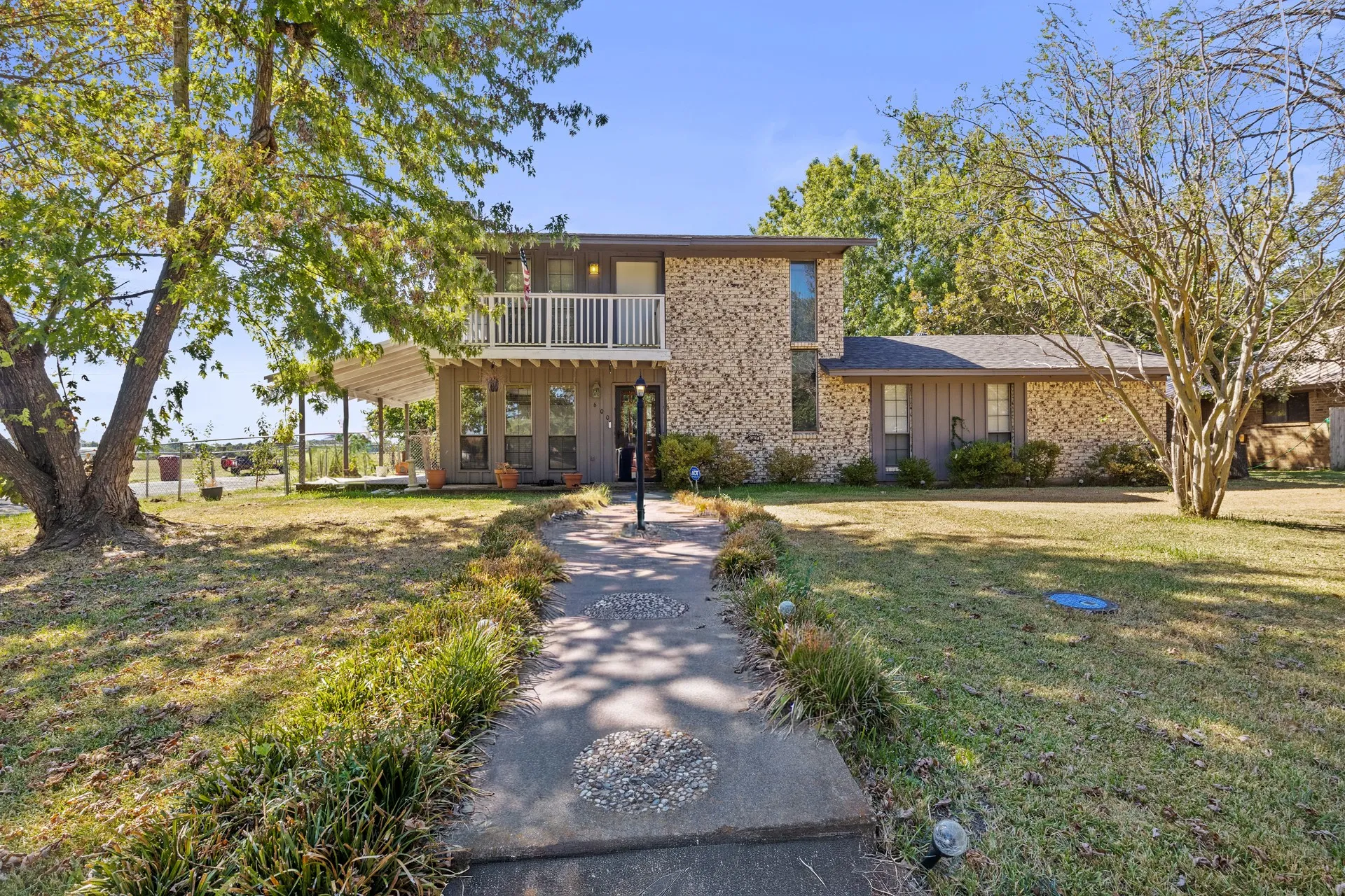 Single Family Residence For Sale in Red River (TX) County , 600 W 12th Street, Clarksville, Texas 75426, 4 Bedroom, 2 Bathroom, Garage spaces, 1,782 Sqft, built in 1977, mls#21404861, Real Estate Agent in Clarksville, Homes For Sale in Red River (TX) county, Homes For Sale in Clarksville, Realtor in Clarksville Texas, Real Estate Brokerage Independent Realty Texas, Luminita Cordes Realtor