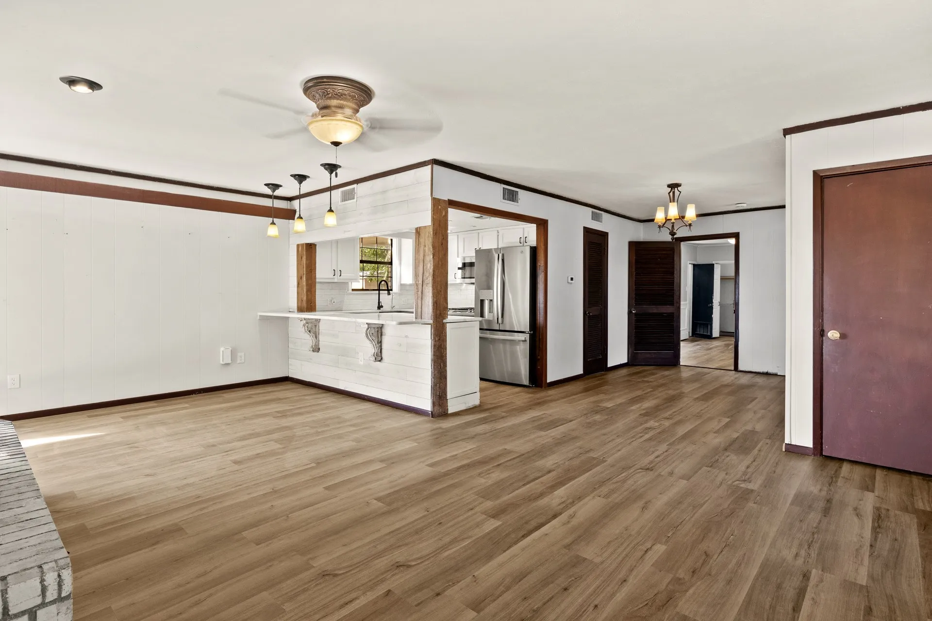 Single Family Residence For Sale in Red River (TX) County , 600 W 12th Street, Clarksville, Texas 75426, 4 Bedroom, 2 Bathroom, Garage spaces, 1,782 Sqft, built in 1977, mls#21404861, Real Estate Agent in Clarksville, Homes For Sale in Red River (TX) county, Homes For Sale in Clarksville, Realtor in Clarksville Texas, Real Estate Brokerage Independent Realty Texas, Luminita Cordes Realtor