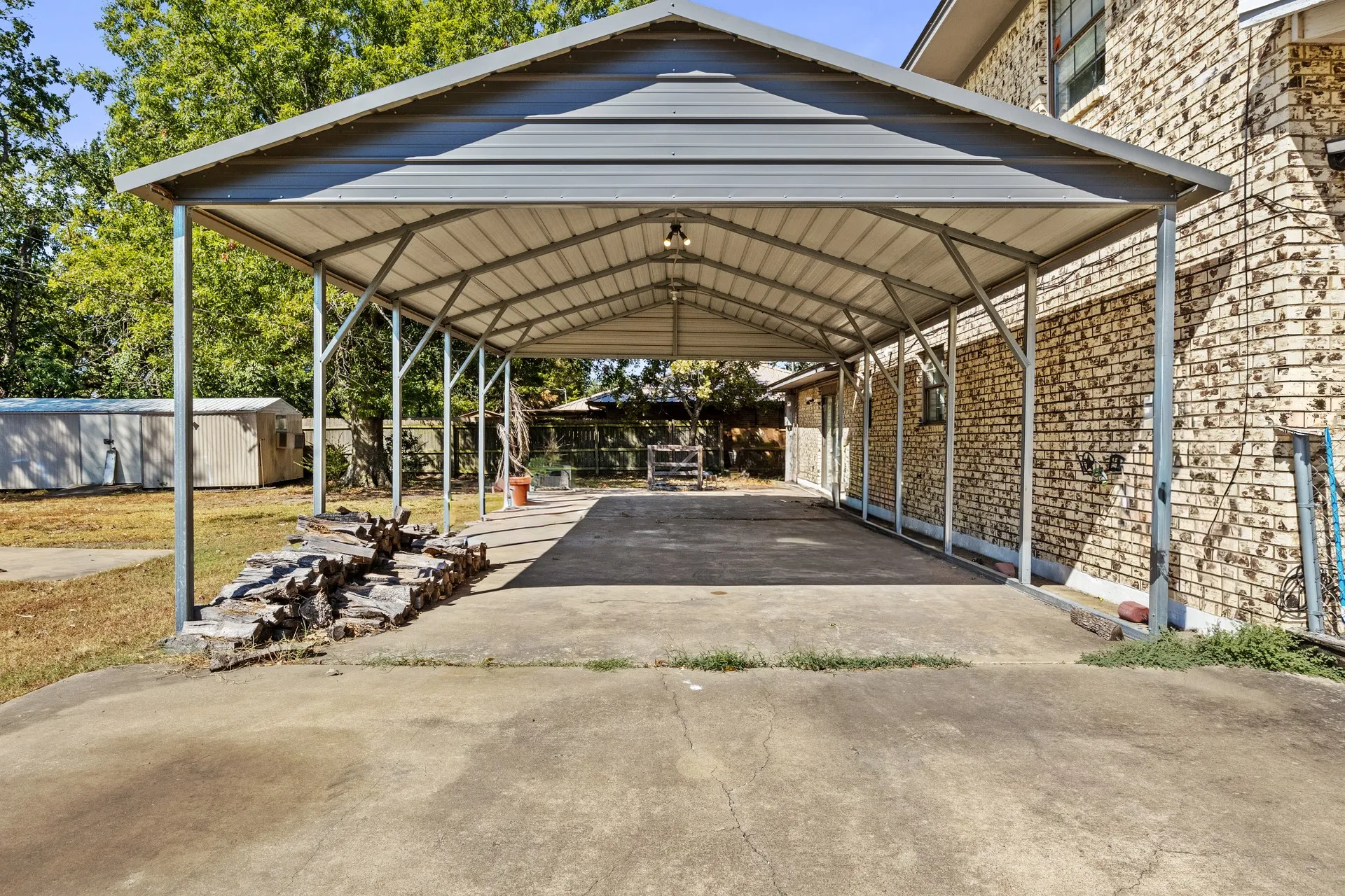 Single Family Residence For Sale in Red River (TX) County , 600 W 12th Street, Clarksville, Texas 75426, 4 Bedroom, 2 Bathroom, Garage spaces, 1,782 Sqft, built in 1977, mls#21404861, Real Estate Agent in Clarksville, Homes For Sale in Red River (TX) county, Homes For Sale in Clarksville, Realtor in Clarksville Texas, Real Estate Brokerage Independent Realty Texas, Luminita Cordes Realtor