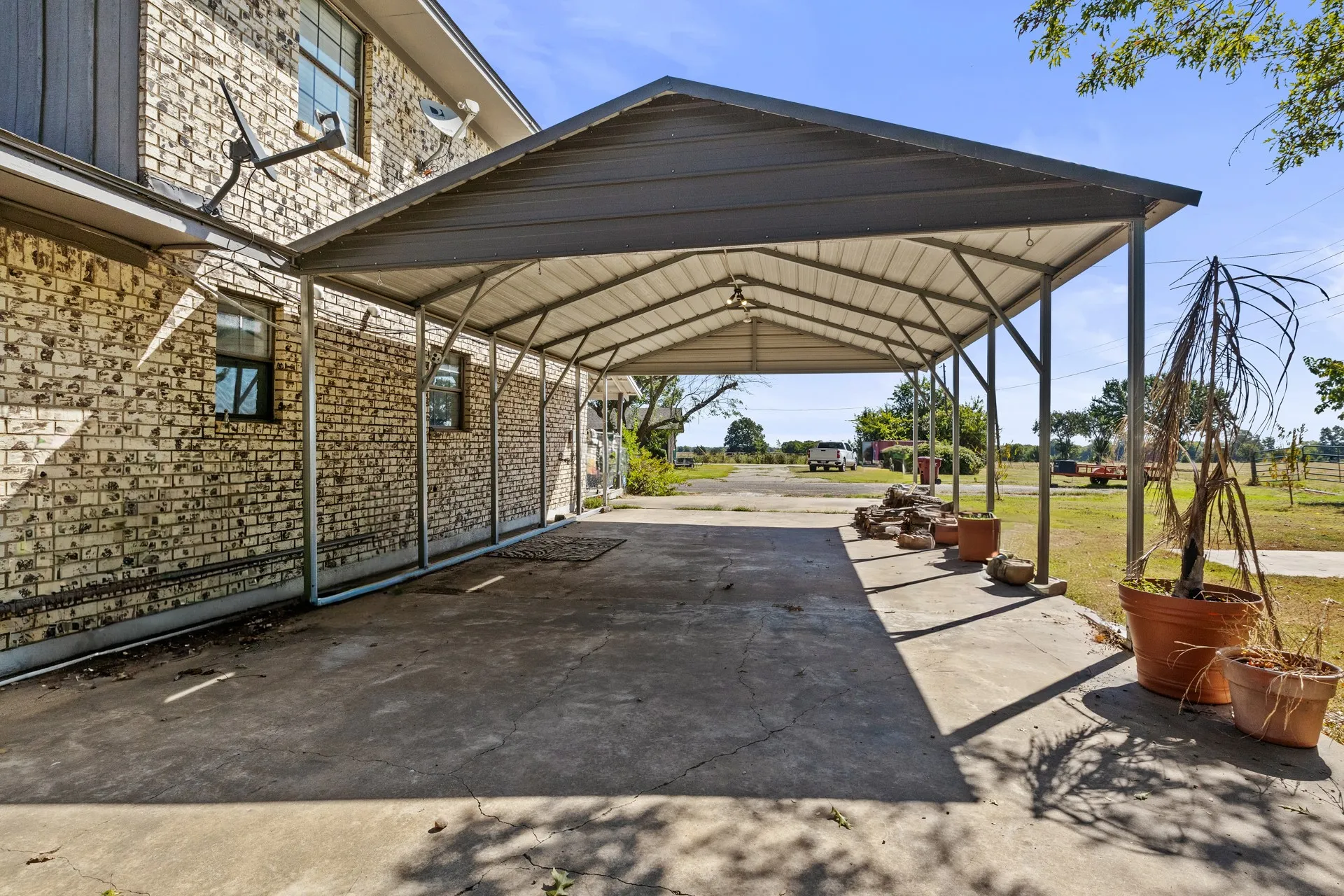 Single Family Residence For Sale in Red River (TX) County , 600 W 12th Street, Clarksville, Texas 75426, 4 Bedroom, 2 Bathroom, Garage spaces, 1,782 Sqft, built in 1977, mls#21404861, Real Estate Agent in Clarksville, Homes For Sale in Red River (TX) county, Homes For Sale in Clarksville, Realtor in Clarksville Texas, Real Estate Brokerage Independent Realty Texas, Luminita Cordes Realtor