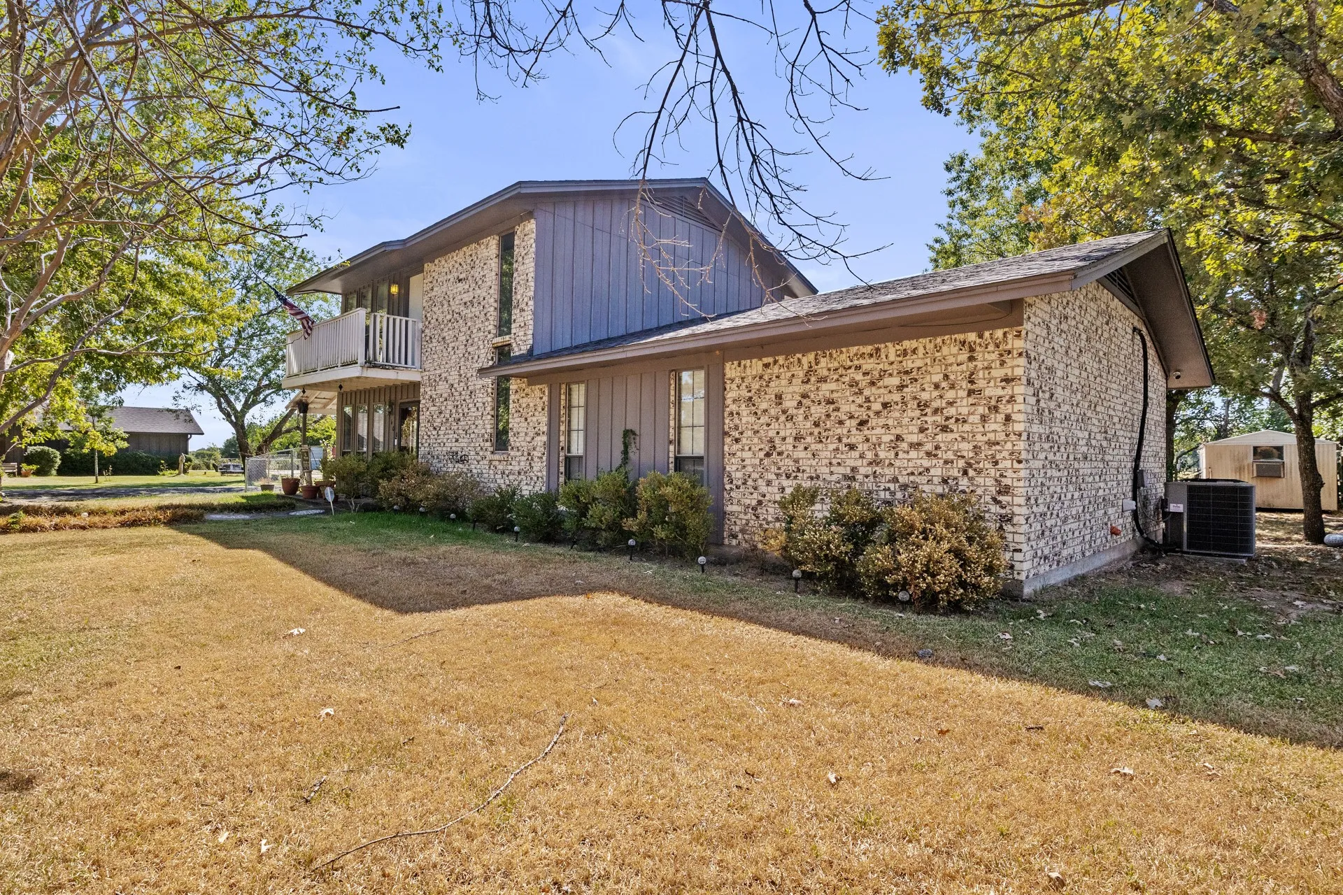 Single Family Residence For Sale in Red River (TX) County , 600 W 12th Street, Clarksville, Texas 75426, 4 Bedroom, 2 Bathroom, Garage spaces, 1,782 Sqft, built in 1977, mls#21404861, Real Estate Agent in Clarksville, Homes For Sale in Red River (TX) county, Homes For Sale in Clarksville, Realtor in Clarksville Texas, Real Estate Brokerage Independent Realty Texas, Luminita Cordes Realtor