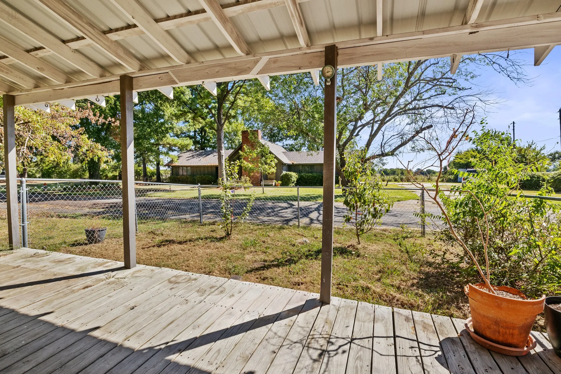 Single Family Residence For Sale in Red River (TX) County , 600 W 12th Street, Clarksville, Texas 75426, 4 Bedroom, 2 Bathroom, Garage spaces, 1,782 Sqft, built in 1977, mls#21404861, Real Estate Agent in Clarksville, Homes For Sale in Red River (TX) county, Homes For Sale in Clarksville, Realtor in Clarksville Texas, Real Estate Brokerage Independent Realty Texas, Luminita Cordes Realtor