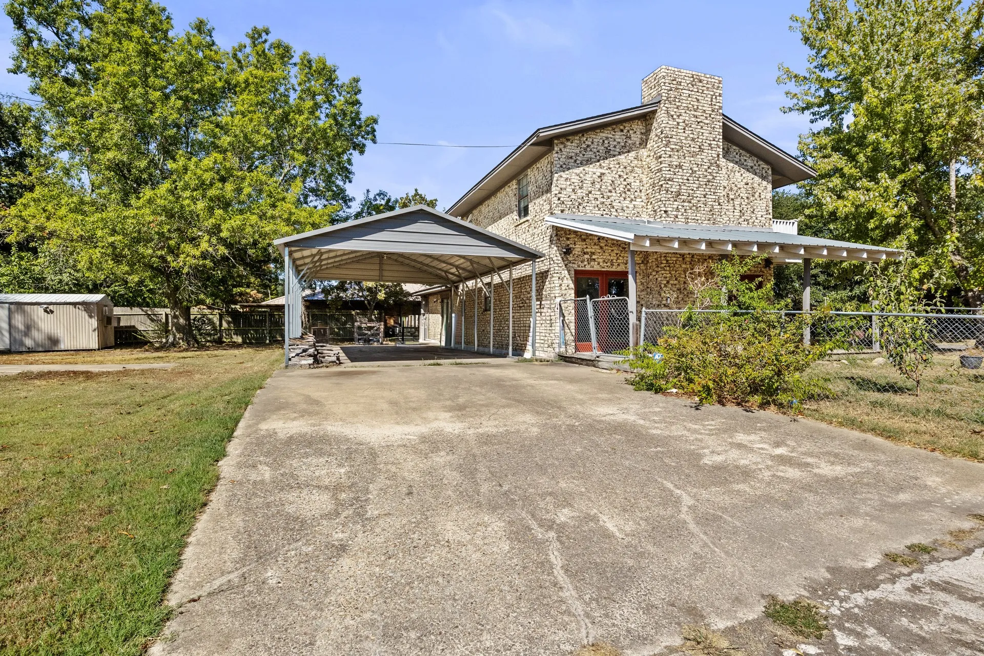 Single Family Residence For Sale in Red River (TX) County , 600 W 12th Street, Clarksville, Texas 75426, 4 Bedroom, 2 Bathroom, Garage spaces, 1,782 Sqft, built in 1977, mls#21404861, Real Estate Agent in Clarksville, Homes For Sale in Red River (TX) county, Homes For Sale in Clarksville, Realtor in Clarksville Texas, Real Estate Brokerage Independent Realty Texas, Luminita Cordes Realtor